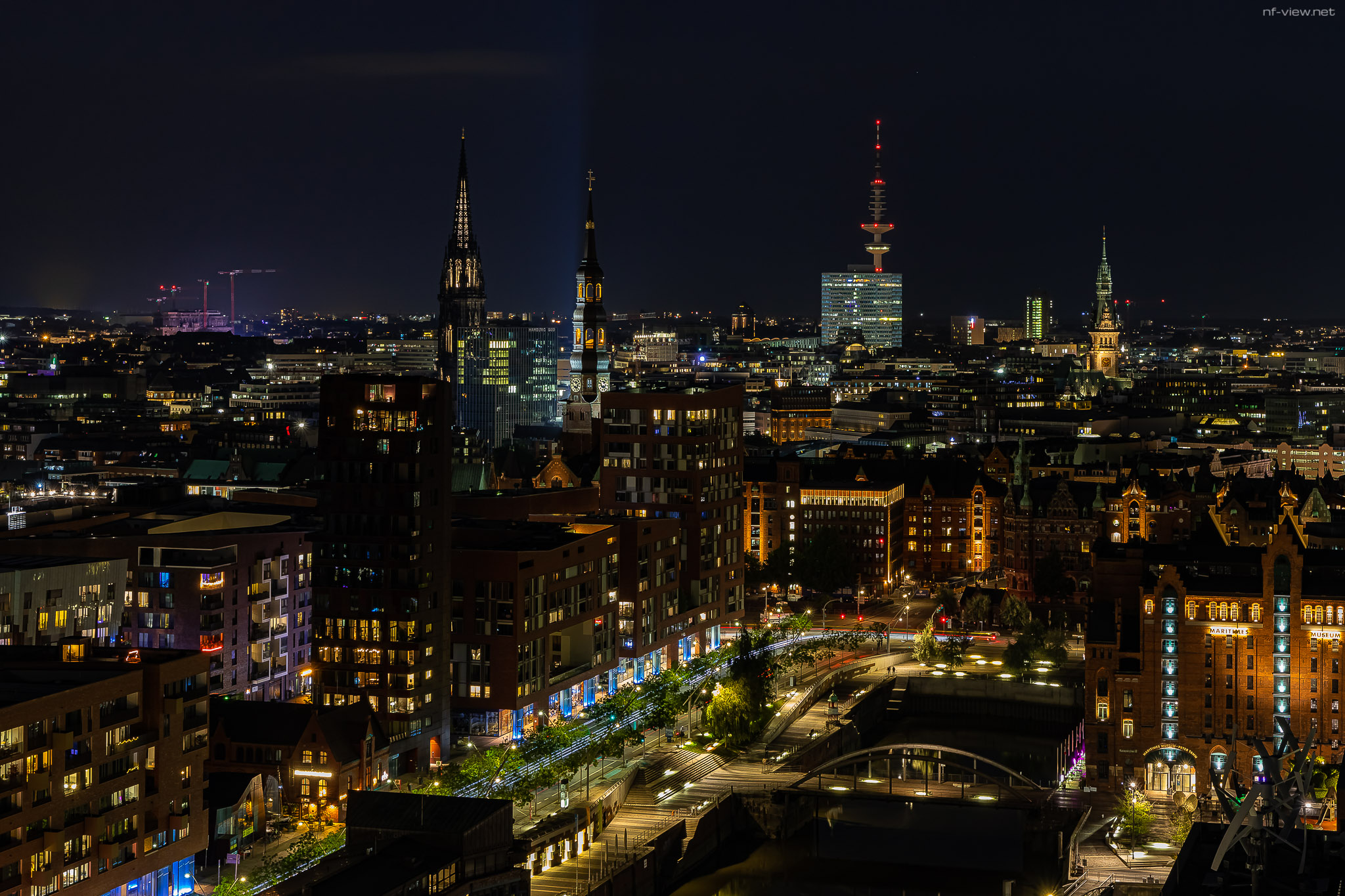 Skyline von Hamburg mit Magdeburger Hafen im Vordergrund