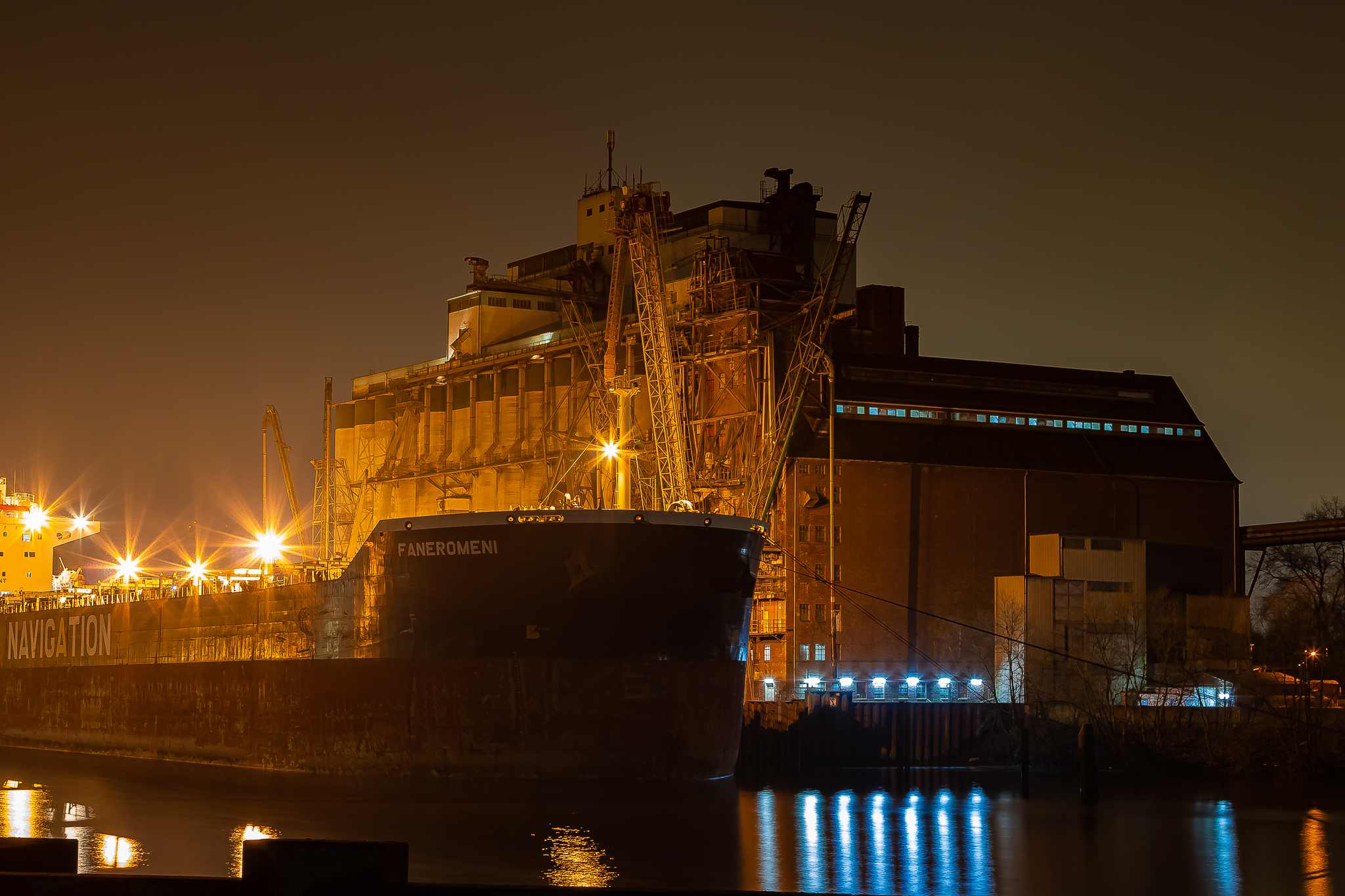 alter Schüttgutfrachter mit GTH (Getreide Terminal Hamburg) im Hintergrund