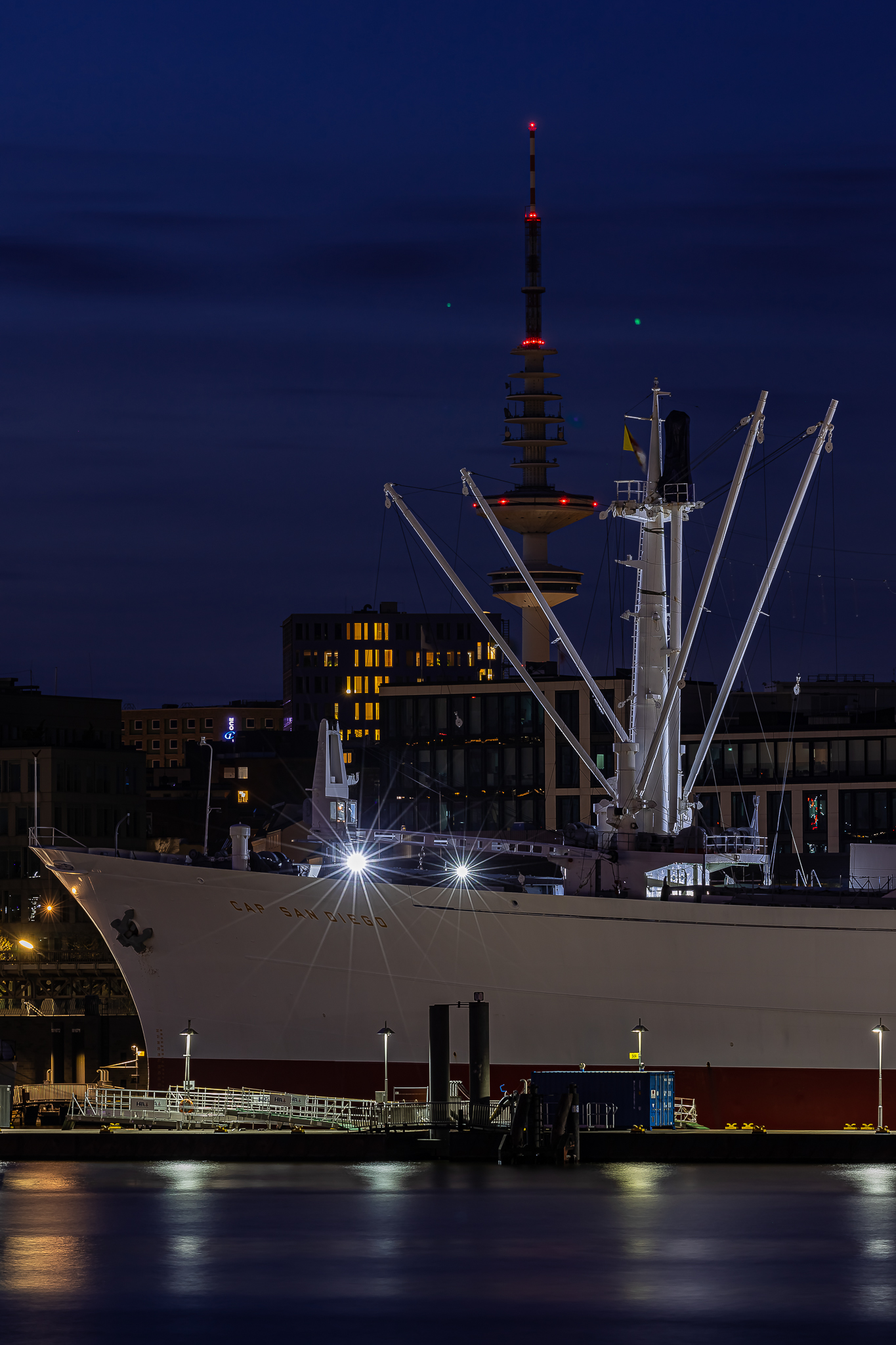Cap San Diego mit Heinrich-Hertz-Turm im Hintergrund
