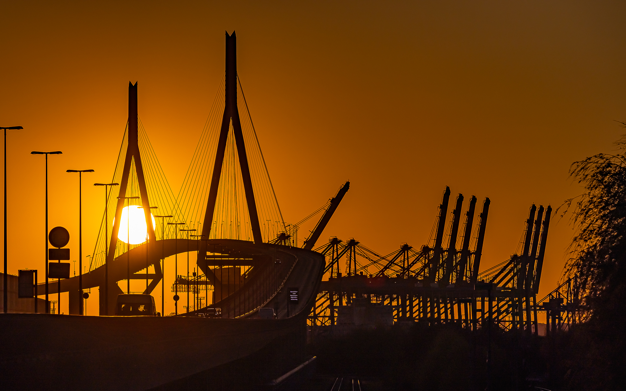 Köhlbrandbrücke im Sonnenuntergang