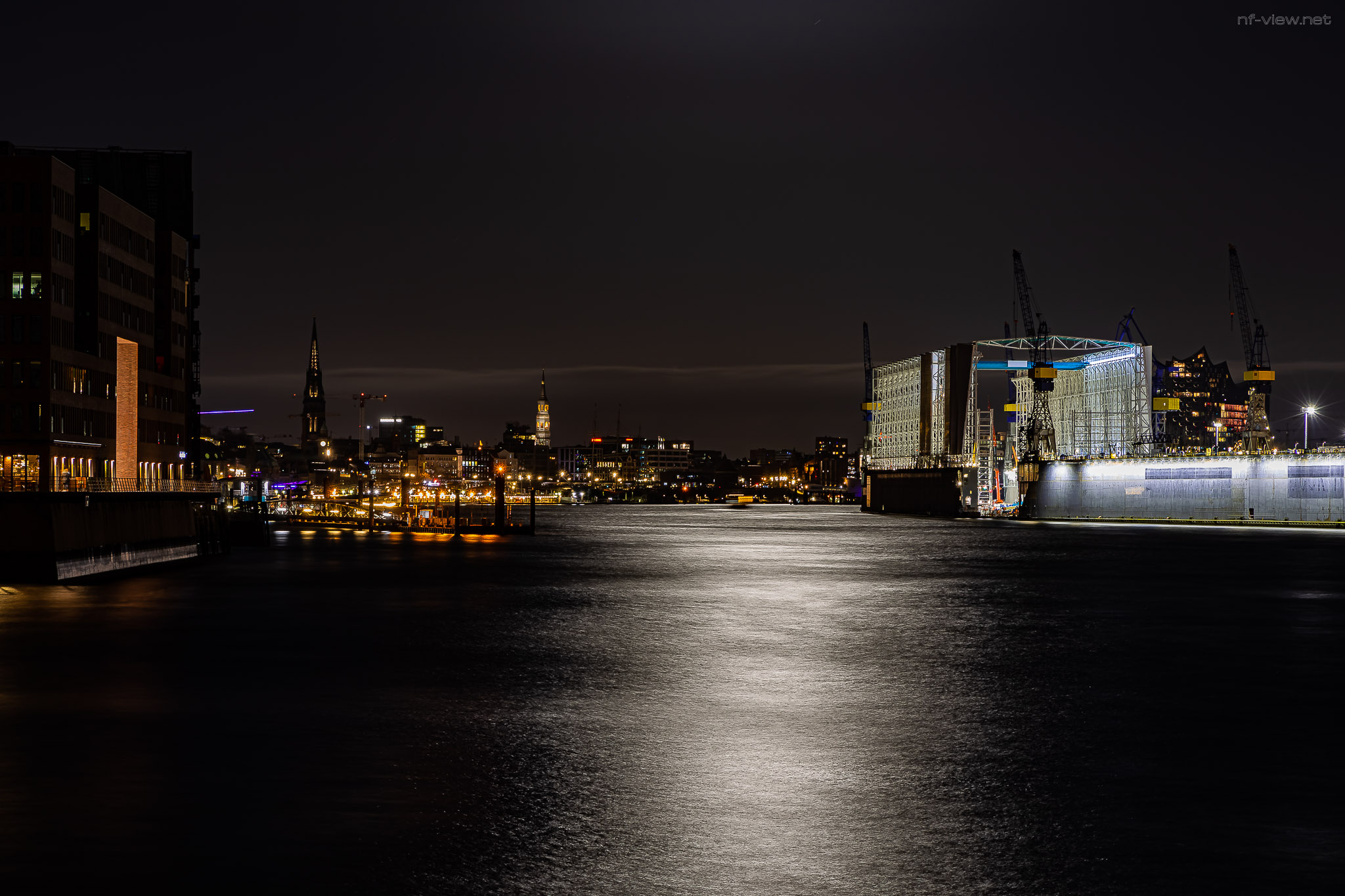 der mondbeschienene Hafen