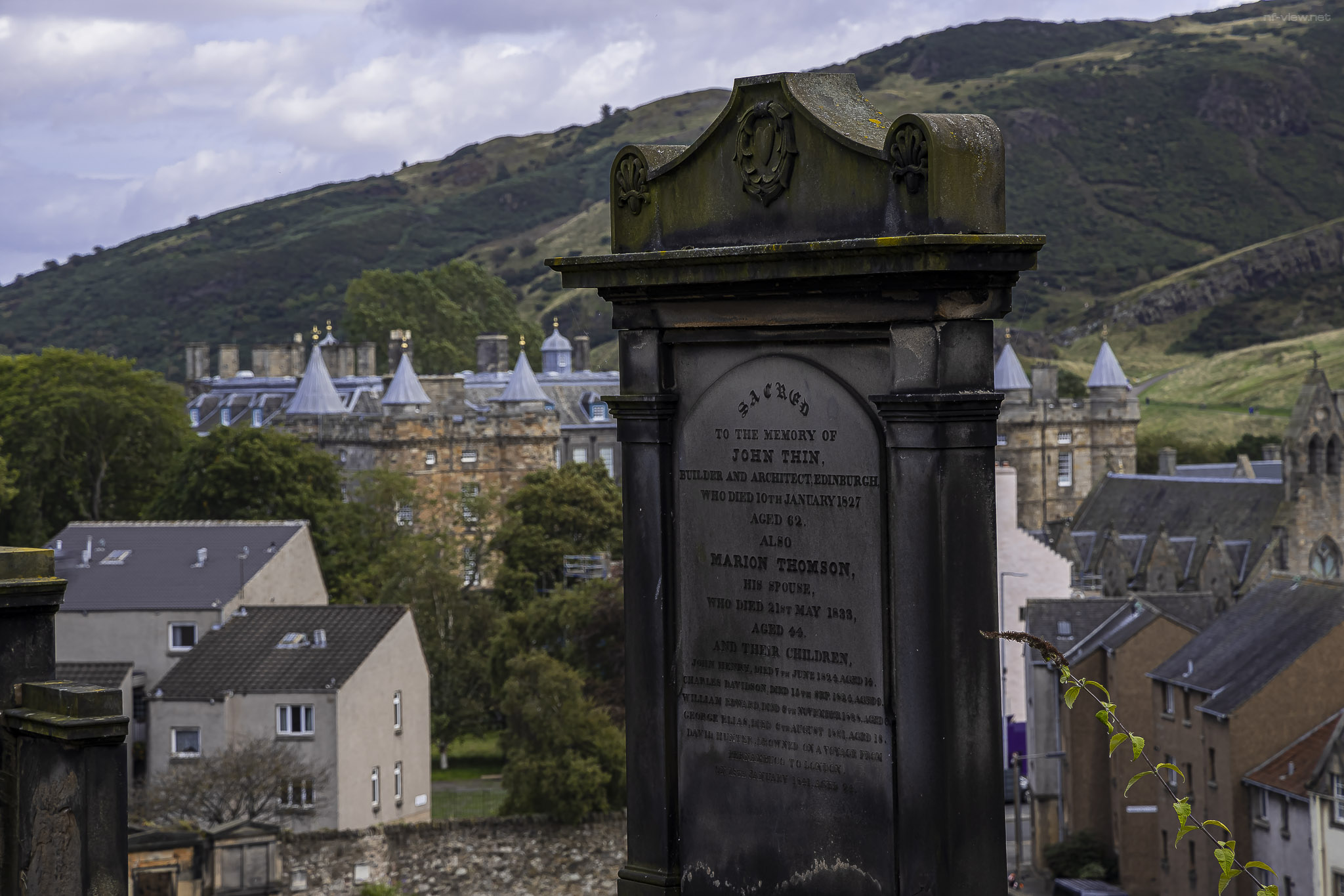 uralter Grabstein auf New Calton Burial Ground