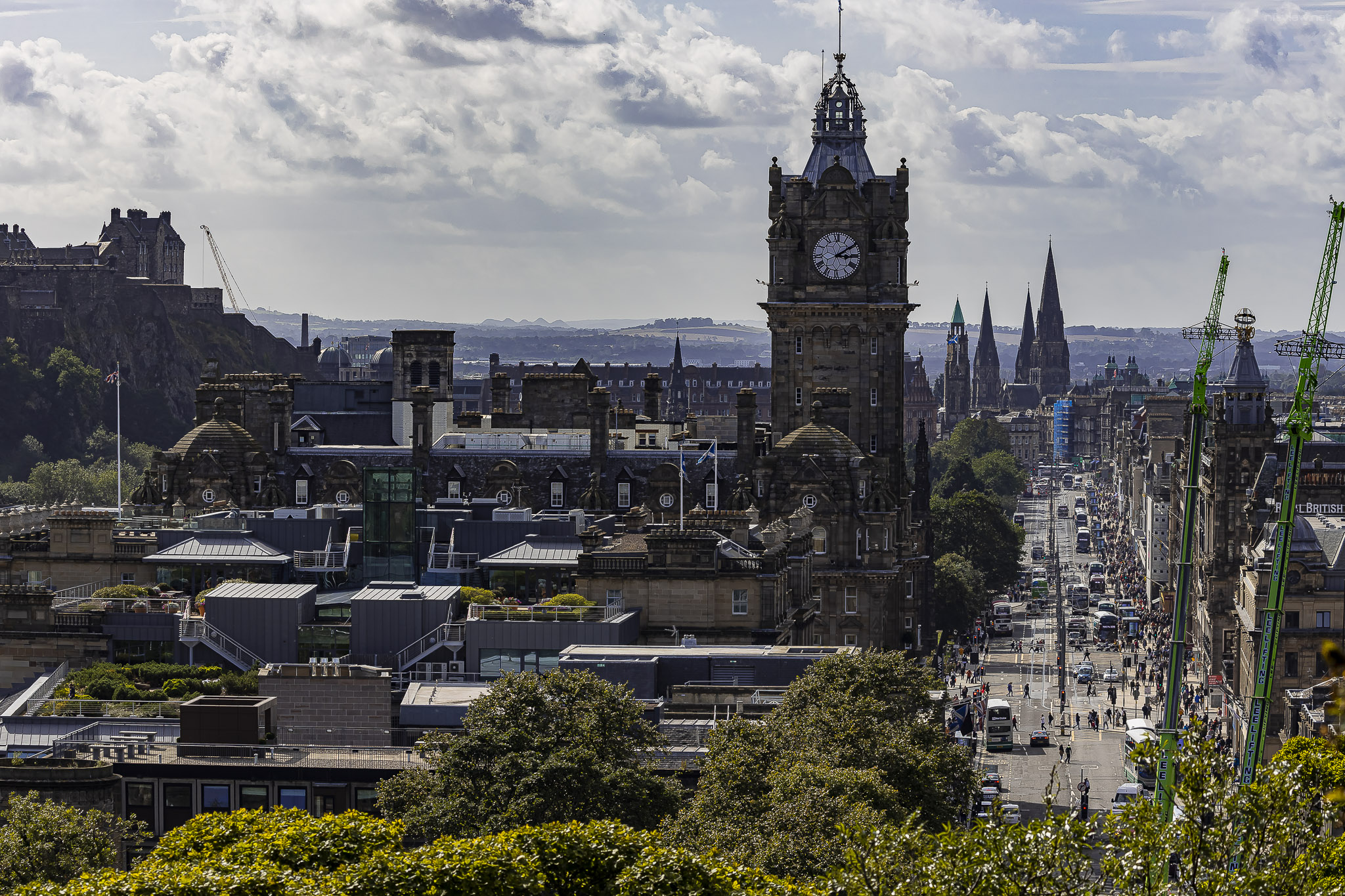 Eines von mehreren Fotos von Calton Hill aus - The Balmoral und die Princes Street