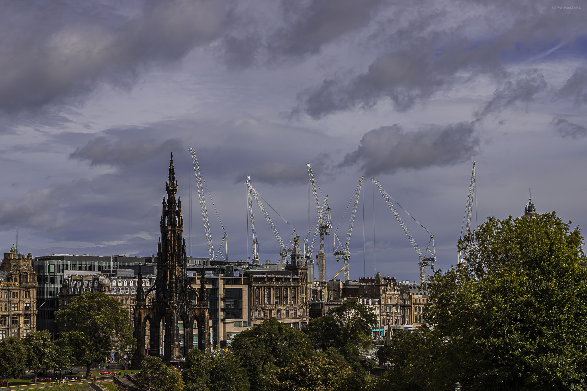 Die Princes Street mit dem Scott Monument