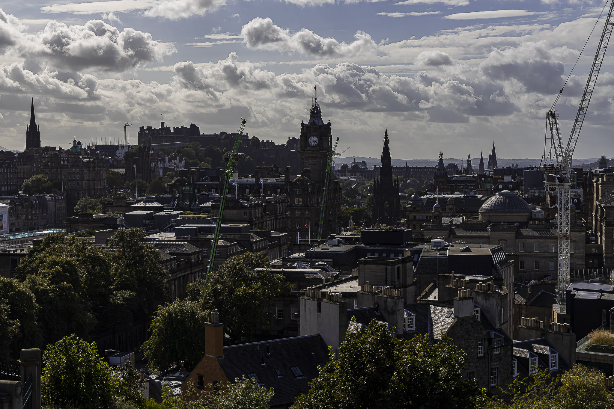 Von Calton Hill auf die Skyline von Edinburgh geblickt
