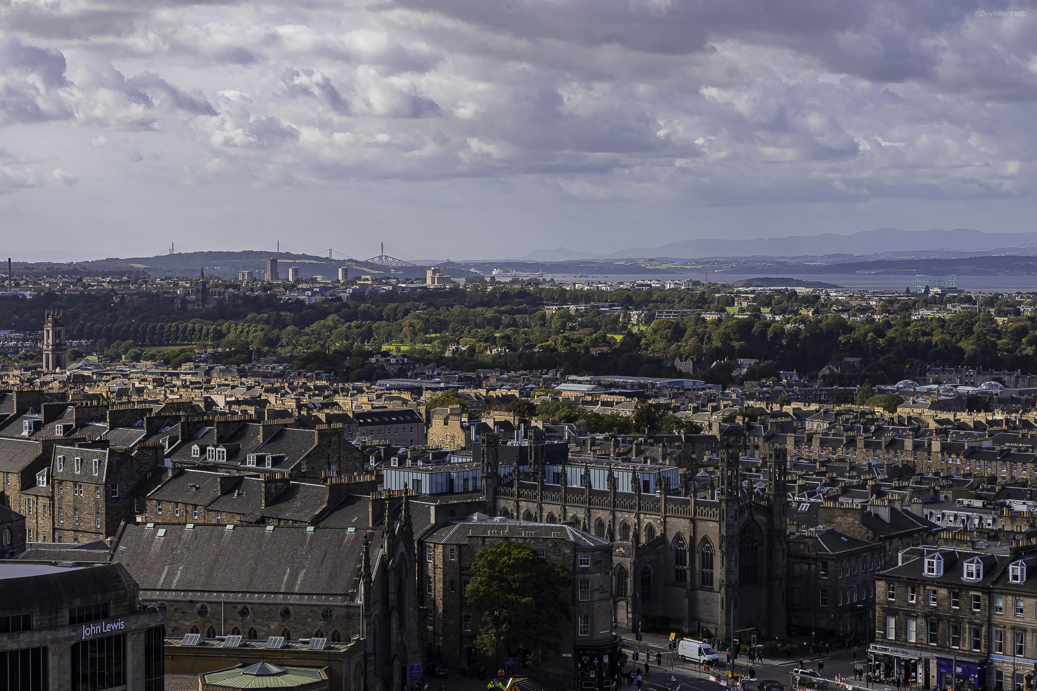 Auf Calton Hill mit Blick über Edinburgh auf den Firth Of Forth und die drei Forth Bridges