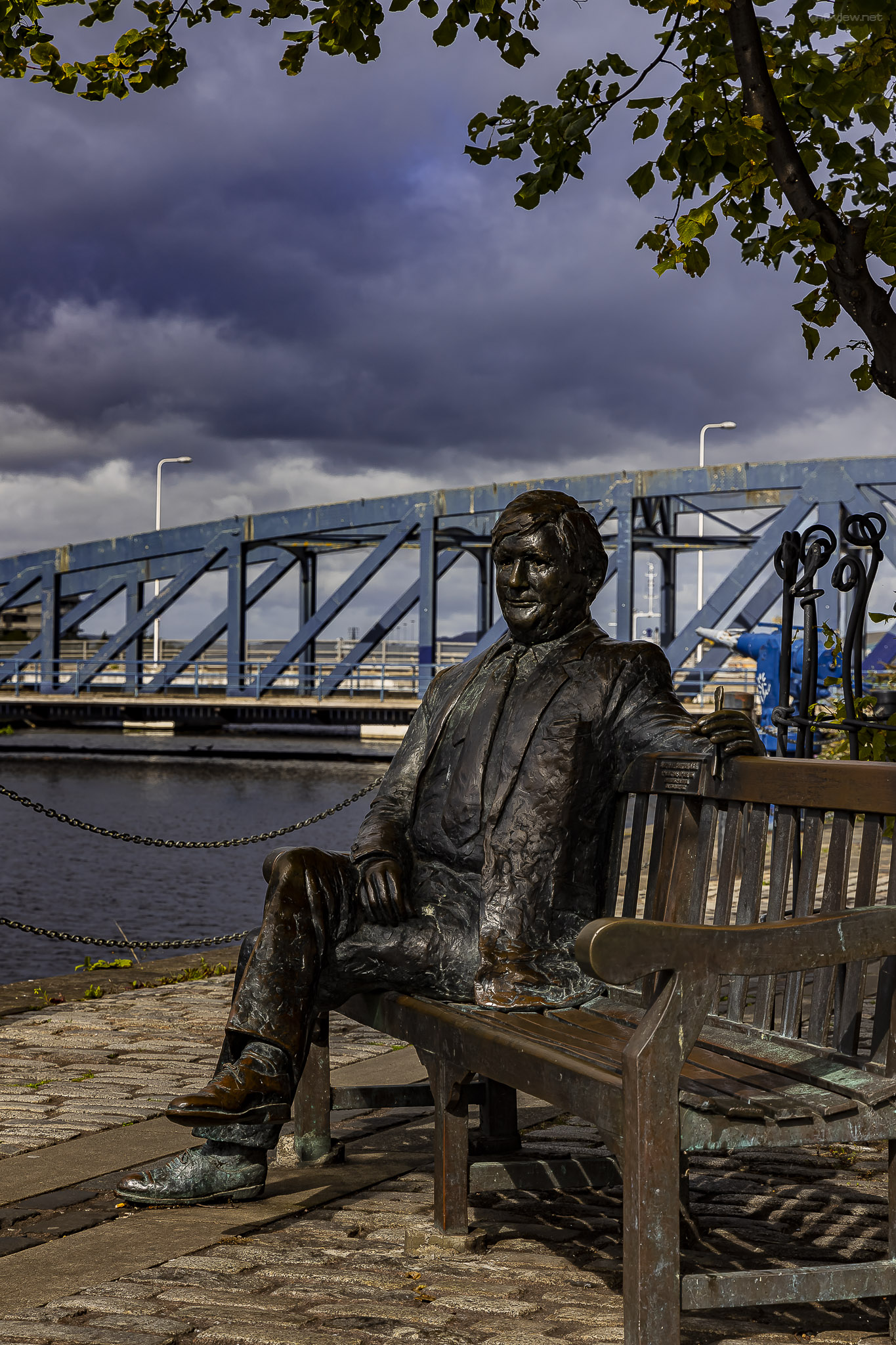 In Leith den Kollegen Sandy Irvine Robertson auf einer Bank chillend gesehen und prompt geknipst