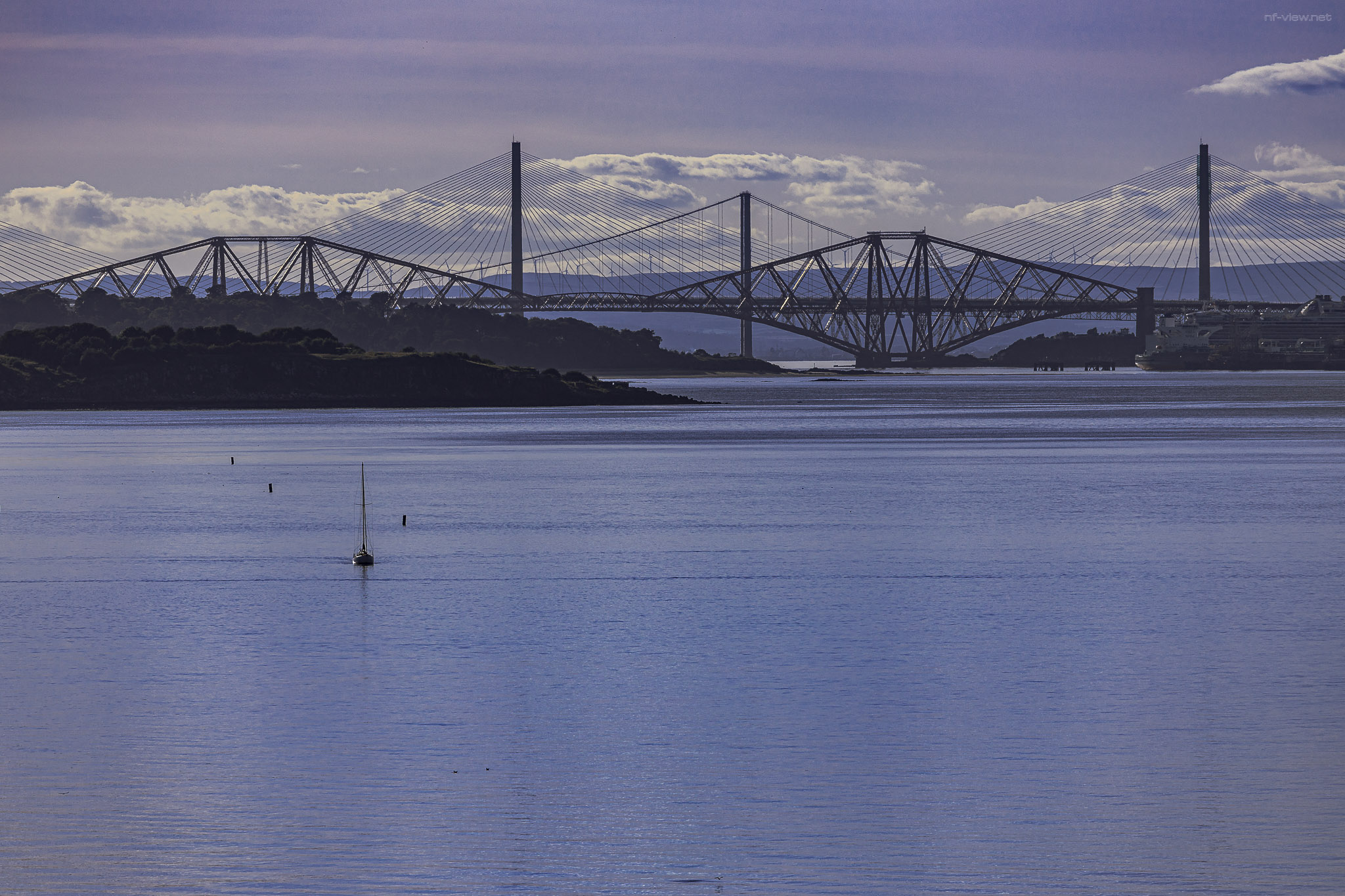 Entspannter Blick auf die drei Forth Bridges