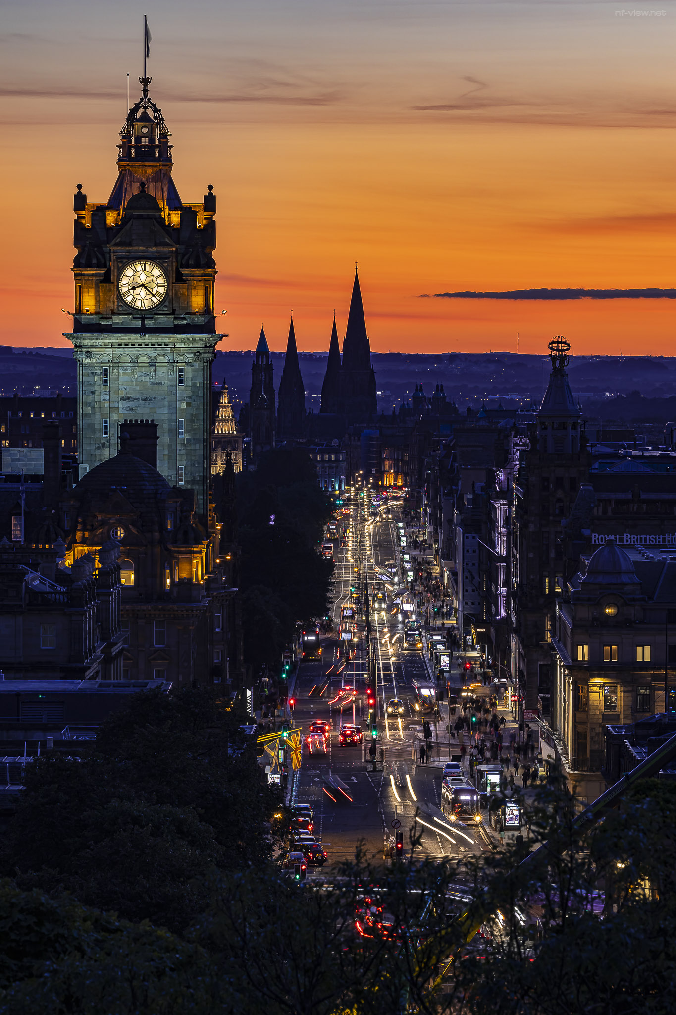 Blick auf The Balmoral und die Princes Street zur blauen Stunde - Teil 3