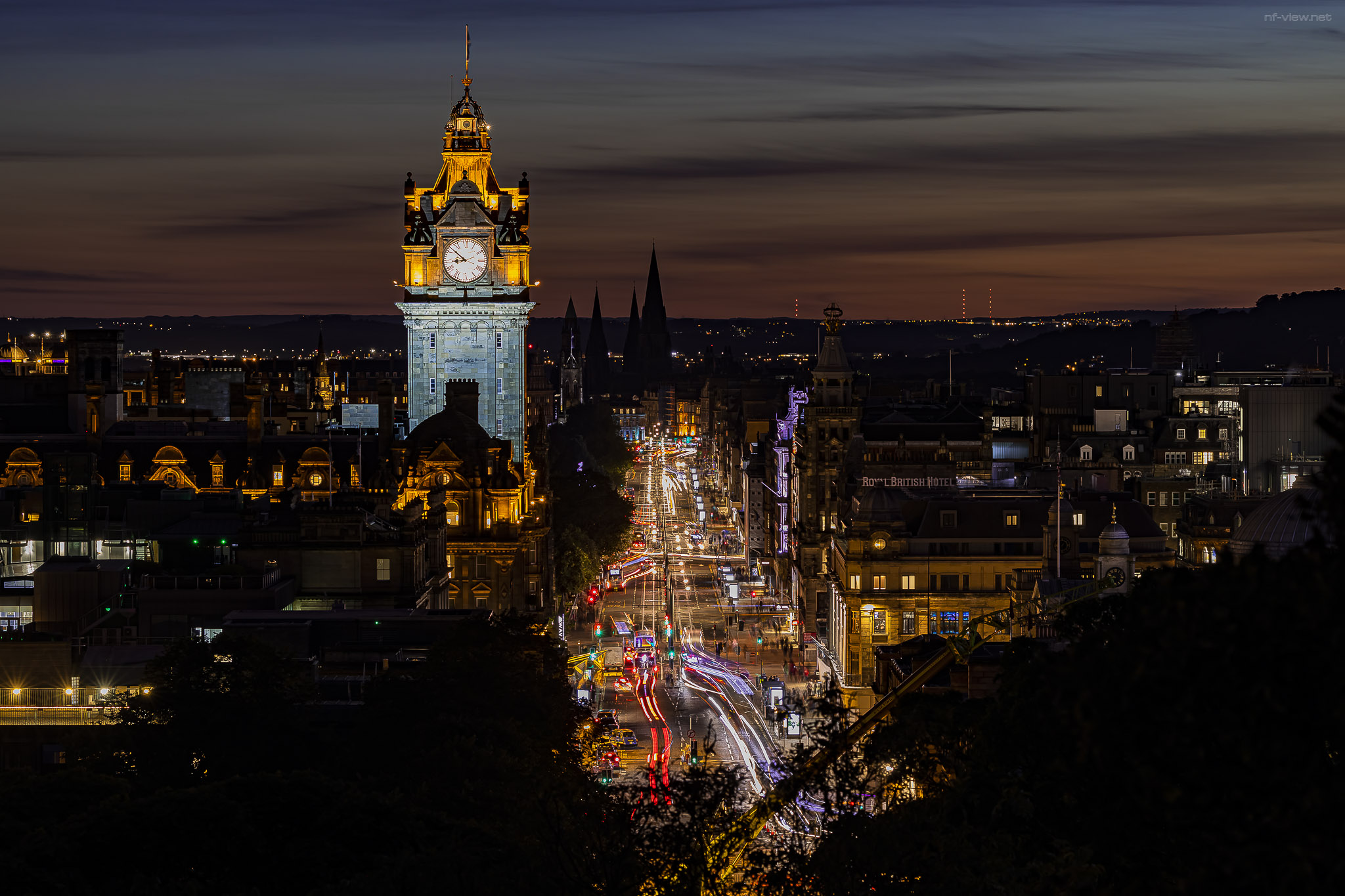 Blick auf The Balmoral und die Princes Street zur blauen Stunde - Teil 1