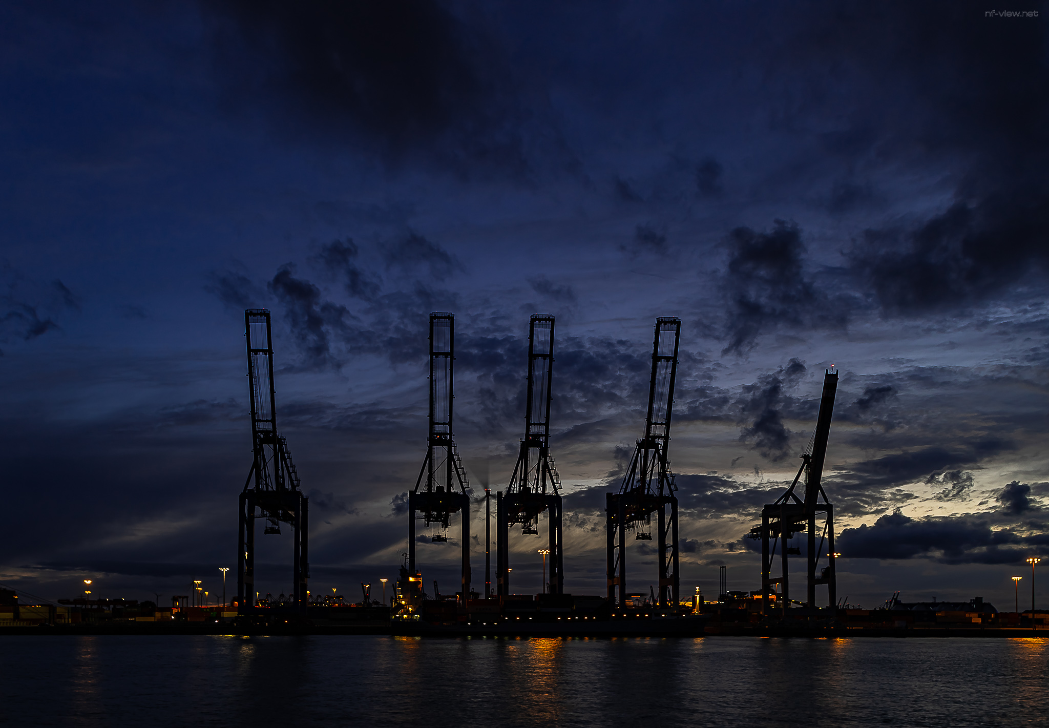 Container Termial Tollerort zur blauen Stunde