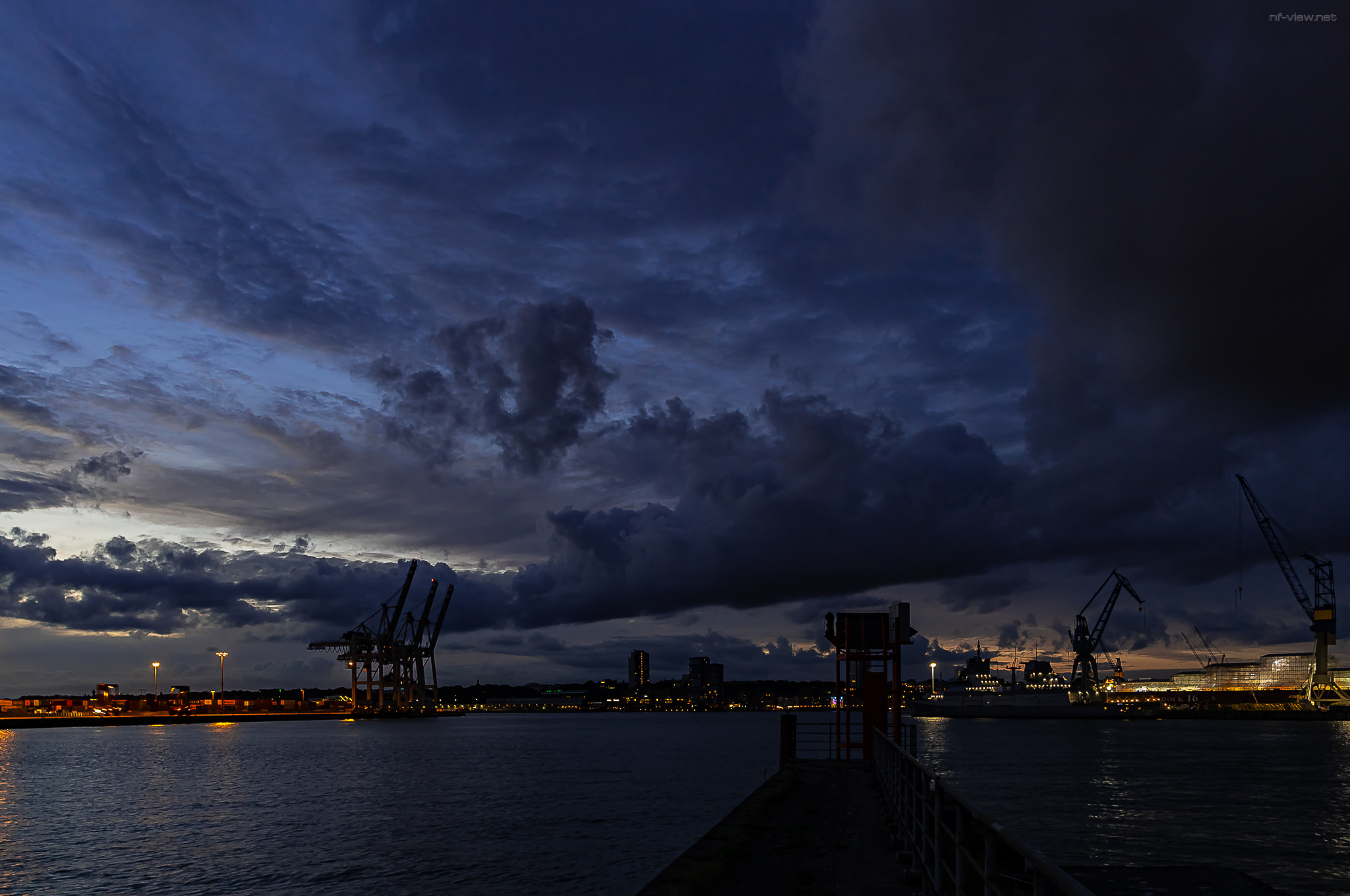Leuchtfeuer am Vorhafen zur blauen Stunde