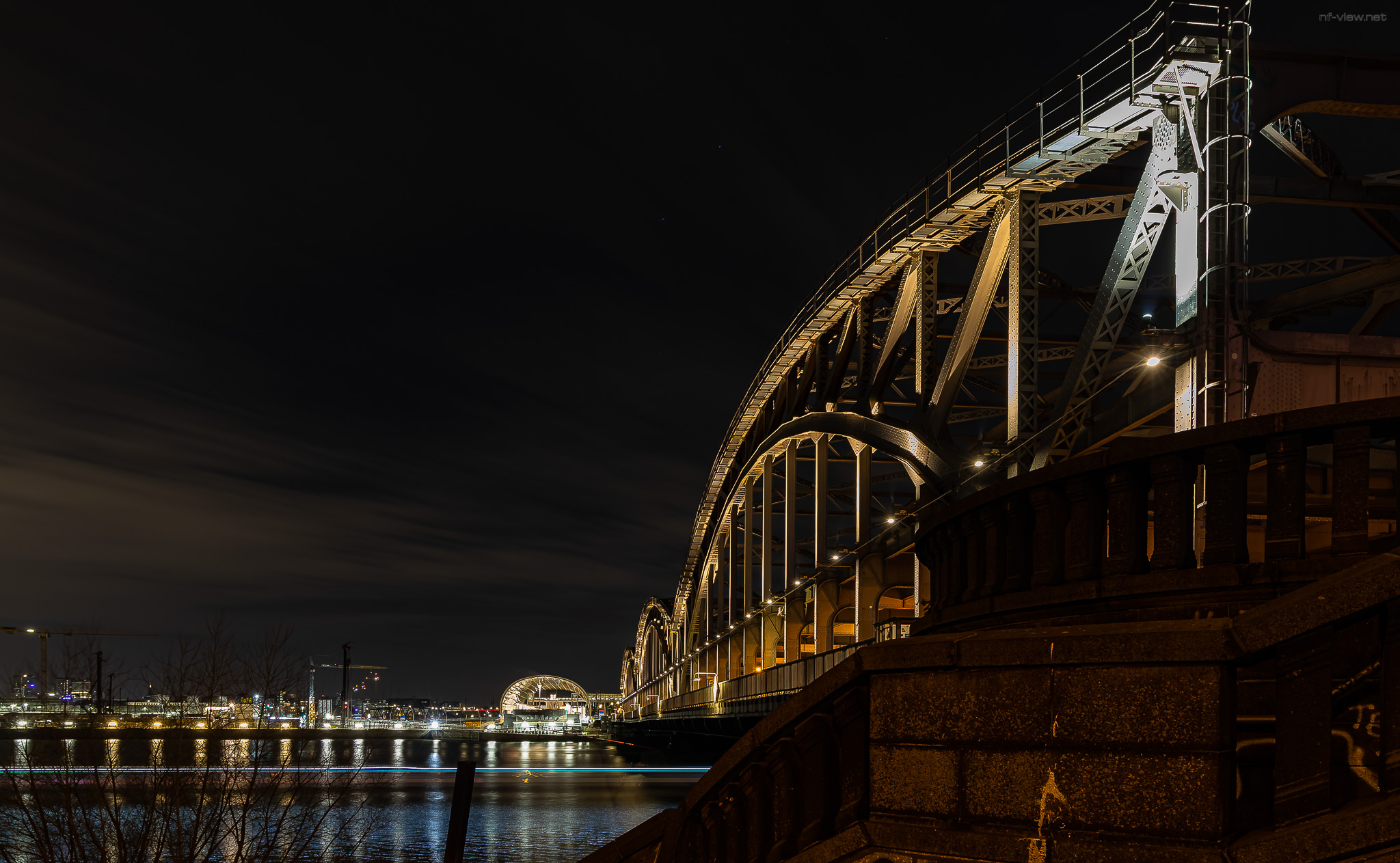 Freihafenelbbrücke - im Hintergrund U-Bahn Station Elbbrücken