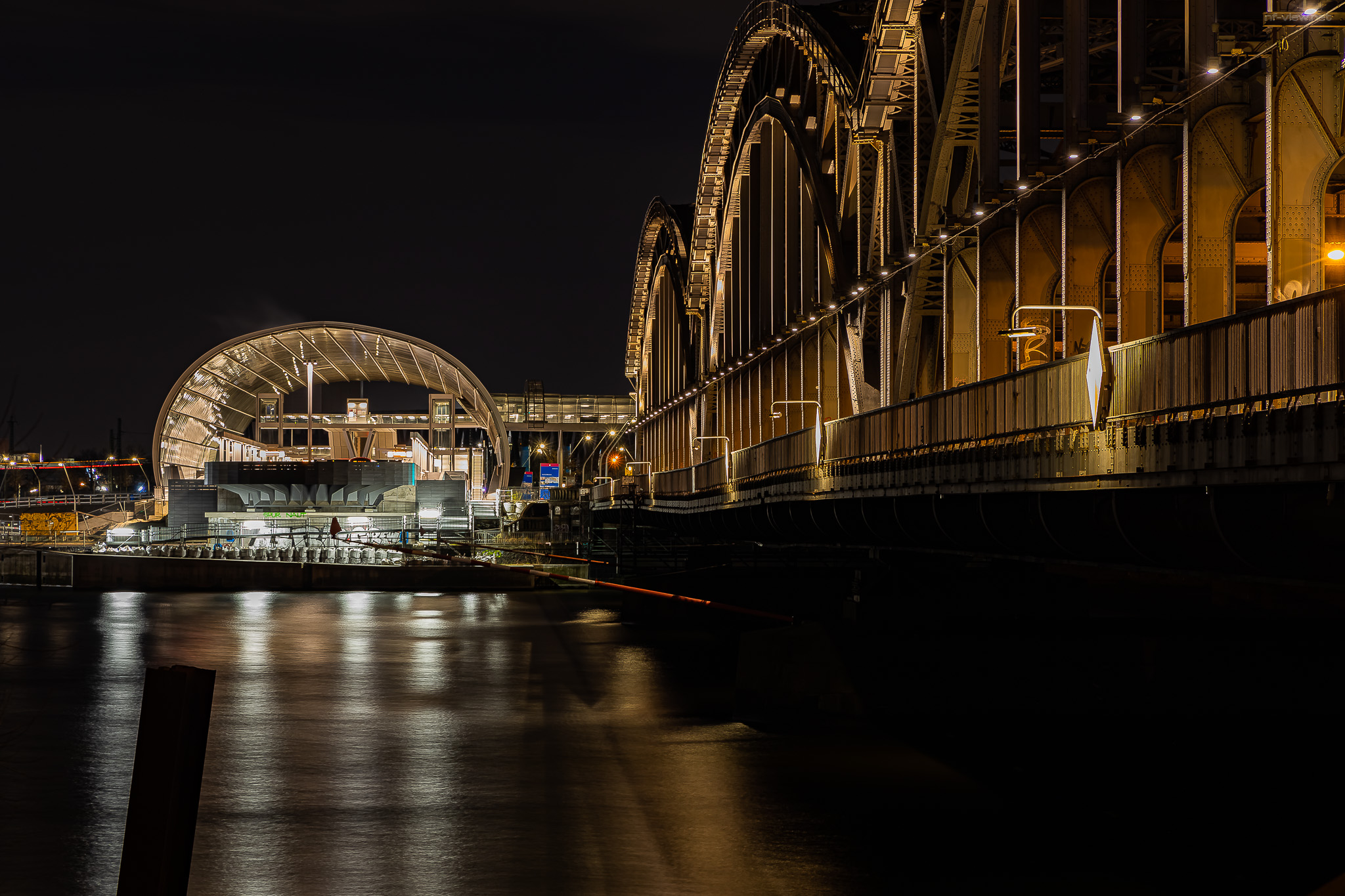Freihafenelbbrücke - links U-Bahn Station Elbbrücken