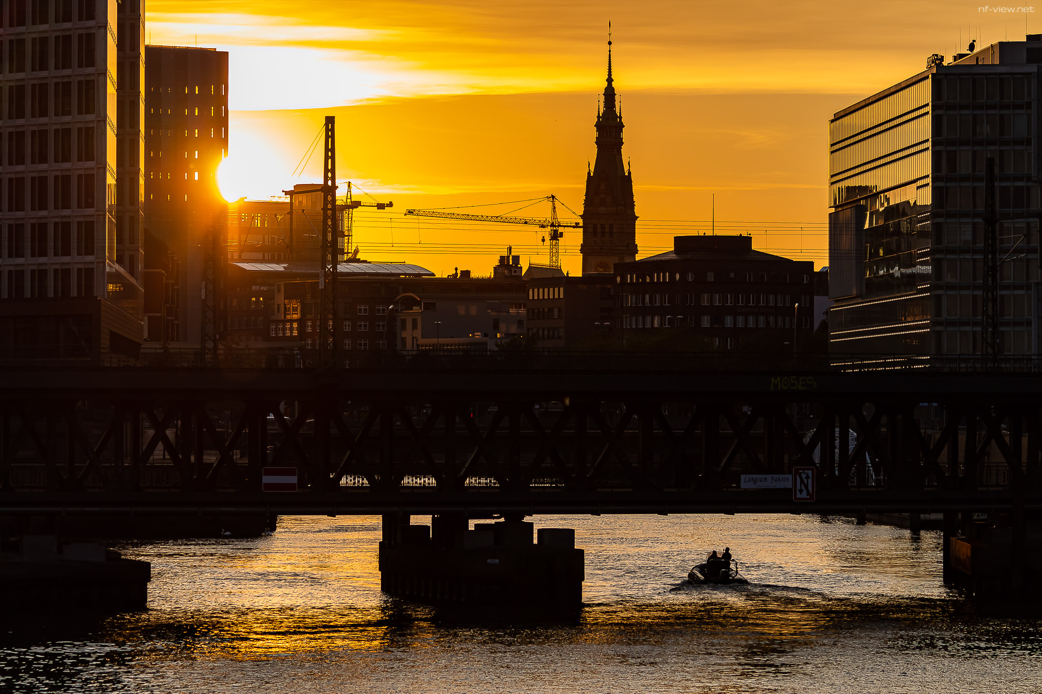 Abendlicher Blick auf die Oberhafenbrücke und den Rathausturm