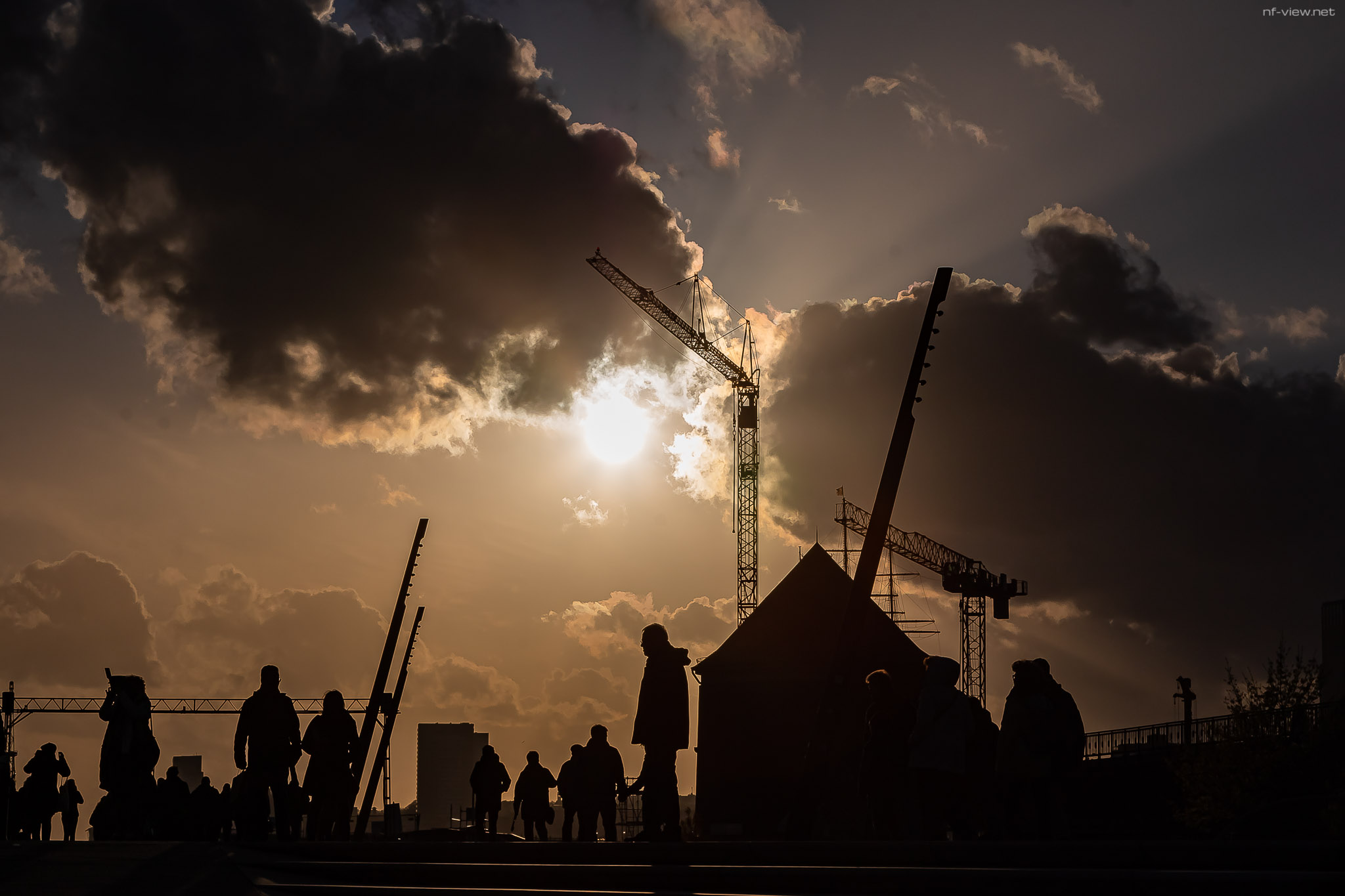 Gegenlichtaufnahme an der Elbpromenade