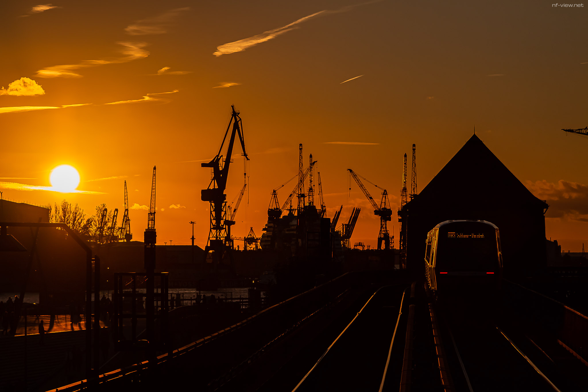 U3 im Sonnenuntergang unterwegs zu den Landungsbrücken