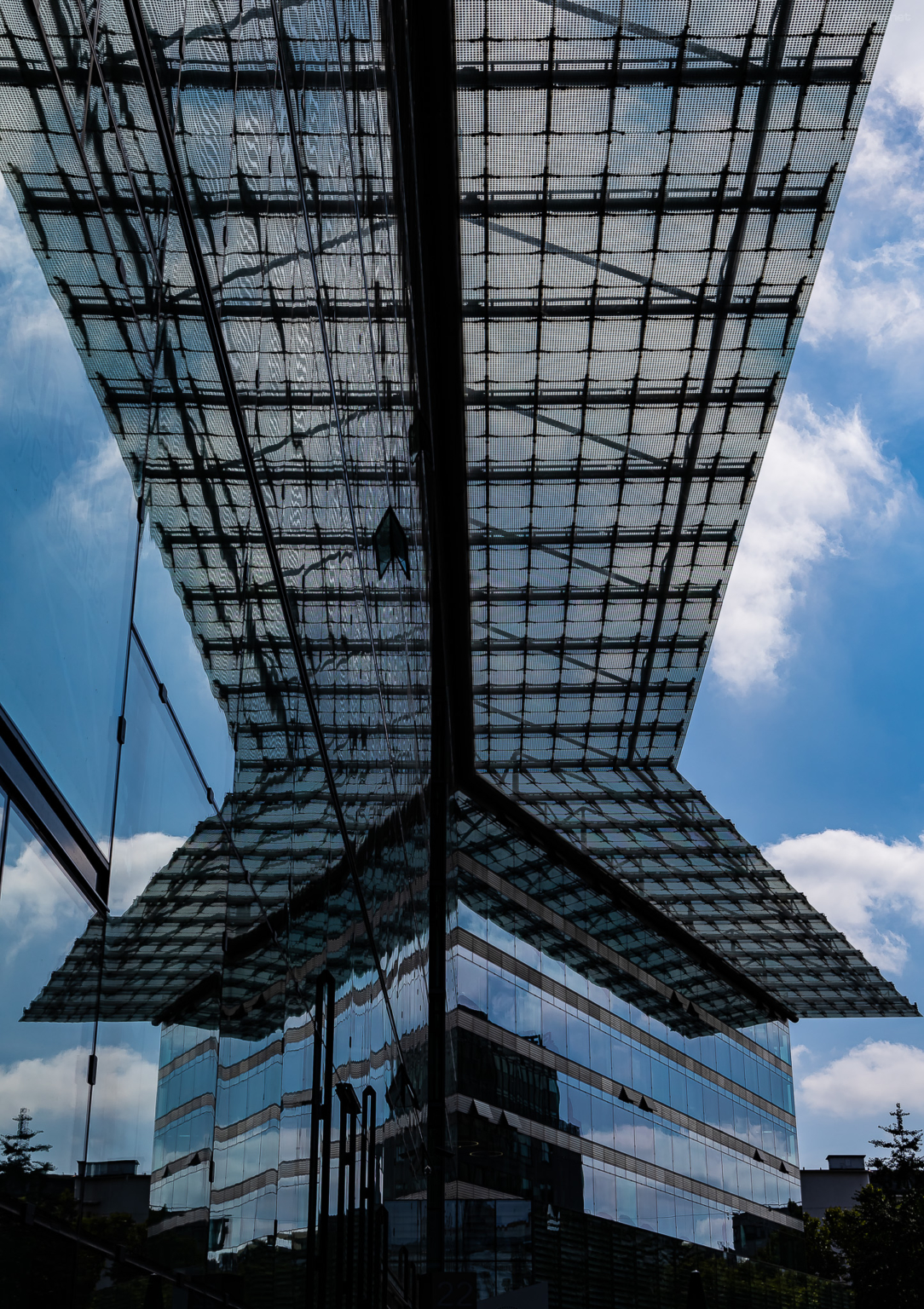 Spiegelung an einem Bürogebäude neben dem Cafe Kranzler nahe dem Ku-damm