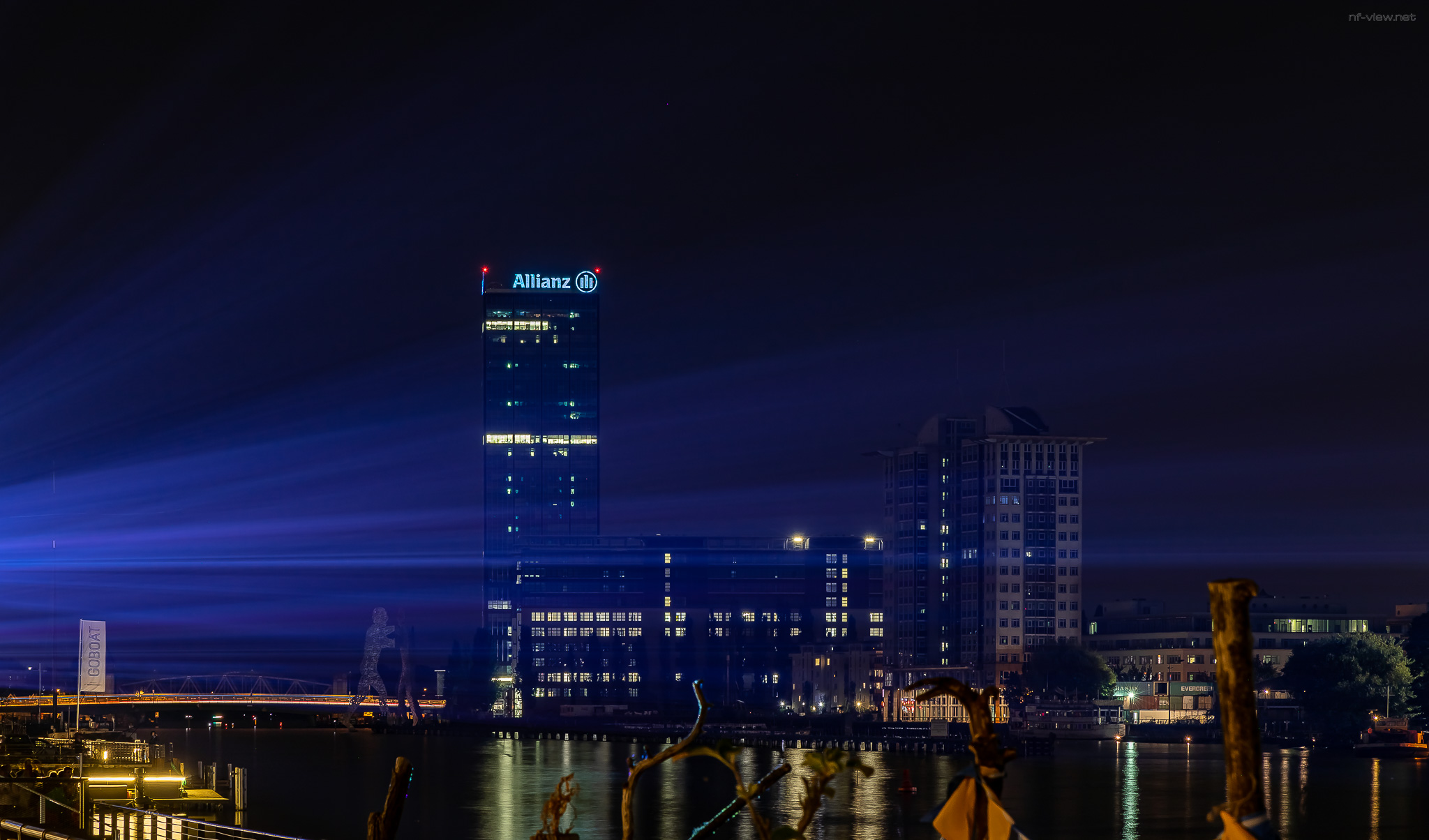 Molecule men mit den Lichstrahlen der Festival of lights-Projektoren