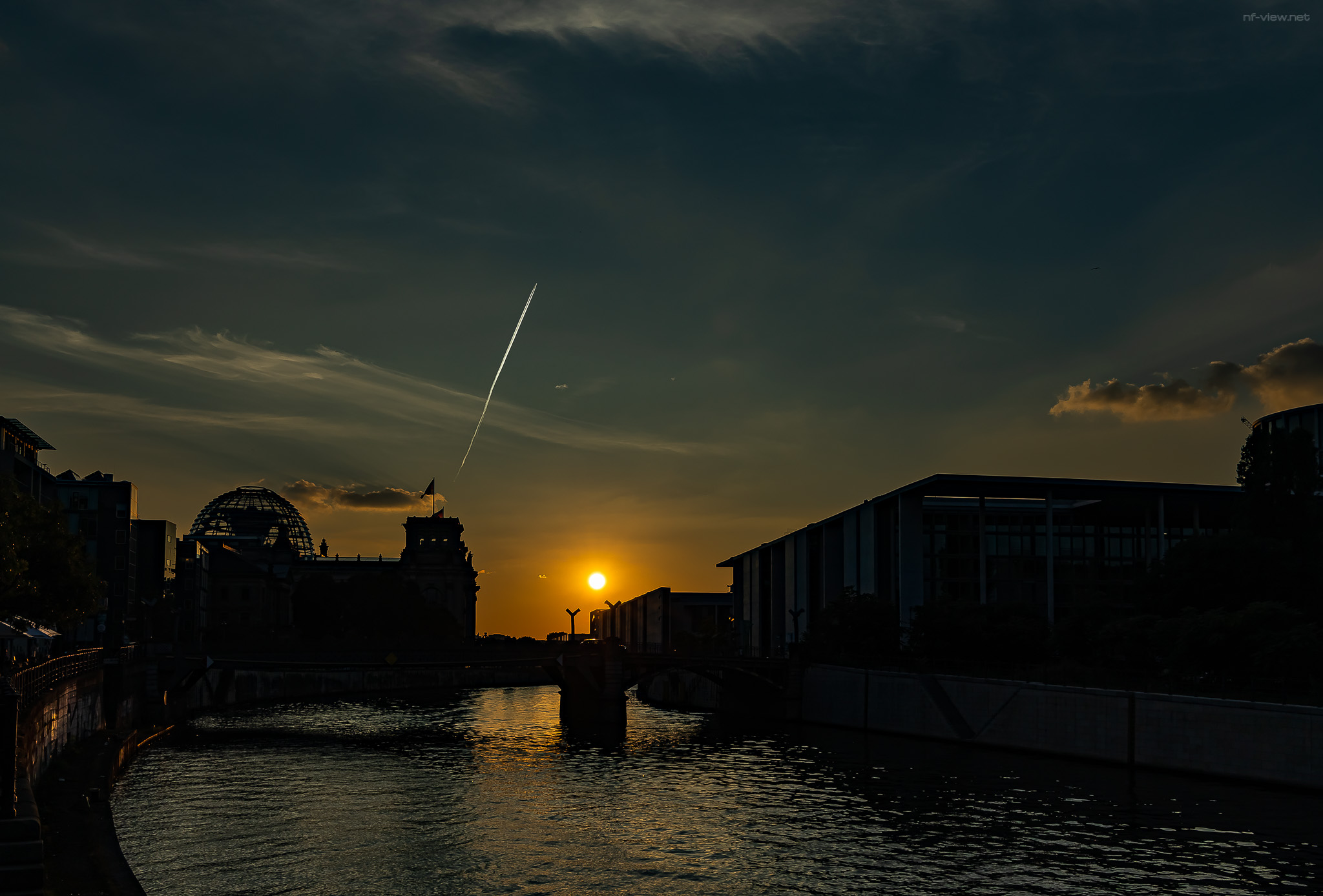 Reichstag und Bundestag an der Spree am Abend