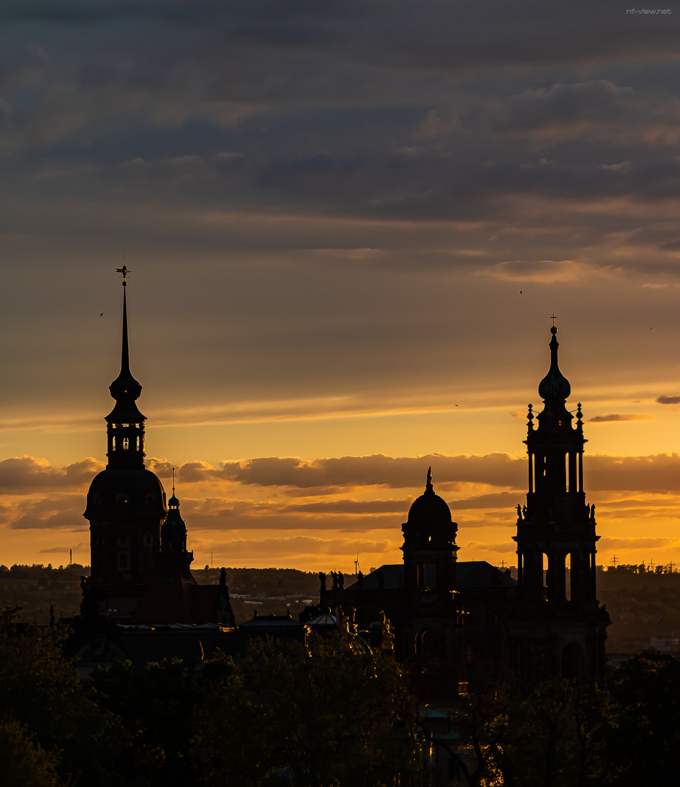 rechts der Turm der Dresdener Hofkirche und links der Hausmannsturm