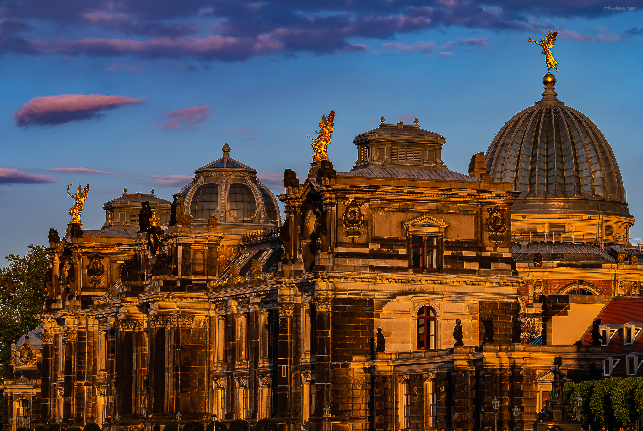 Die staatliche Akademie der bildenden Künste in der Abendsonne