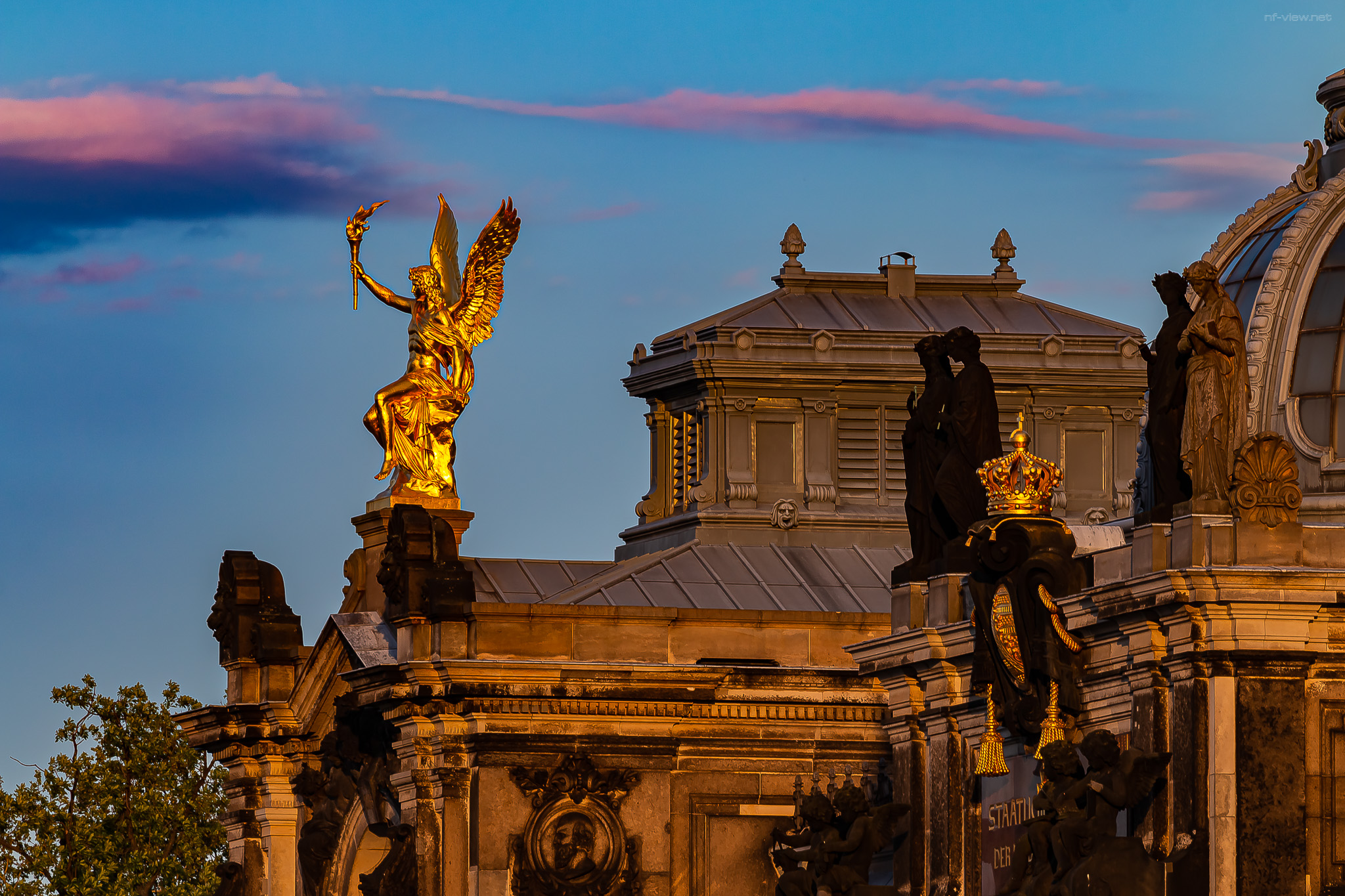Statuen im Glanz der Abendsonne auf der staatlichen Akademie der bildenden Künste
