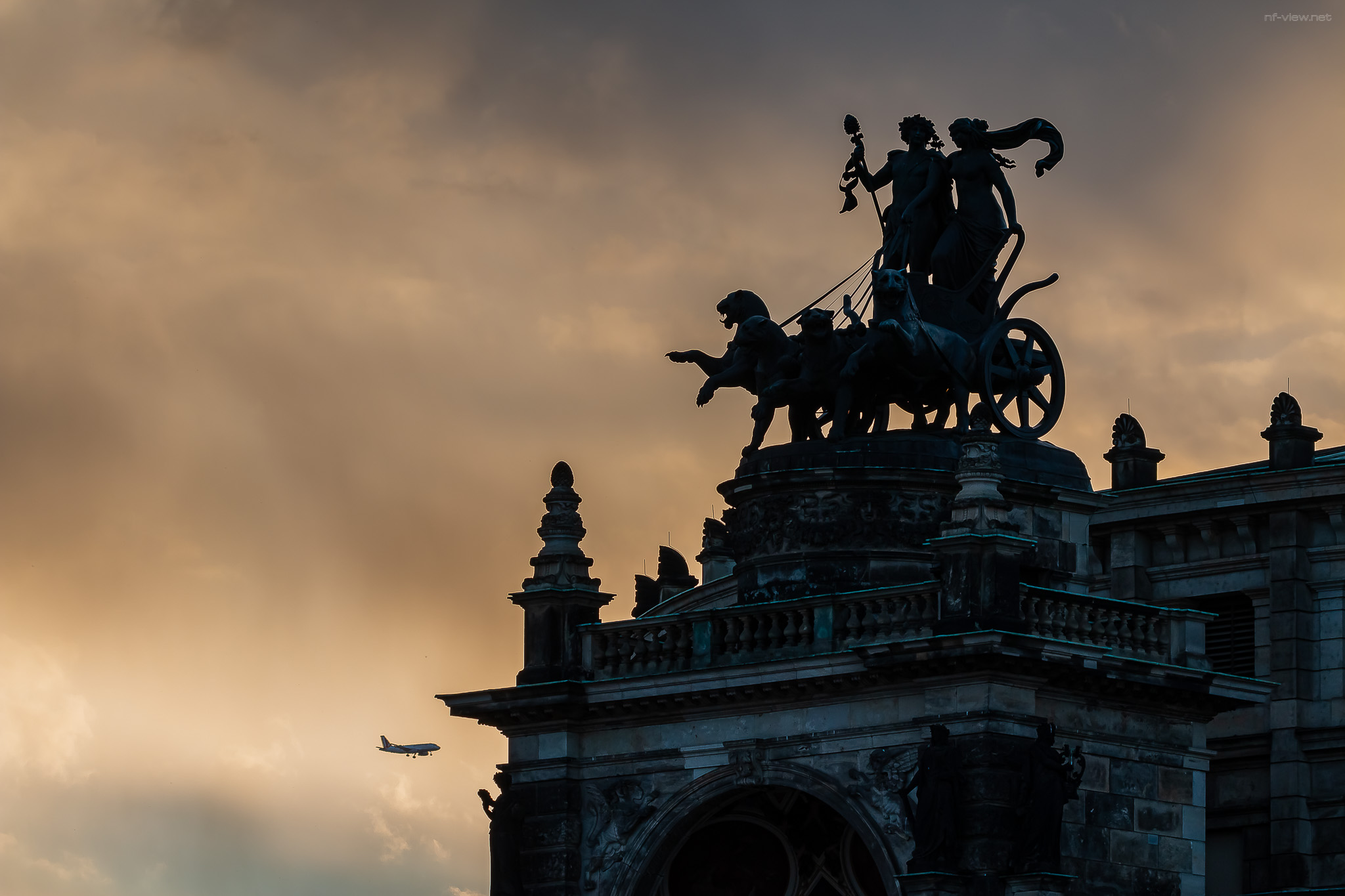Ein kleines Flugzeug steuert auf die Quadriga zu