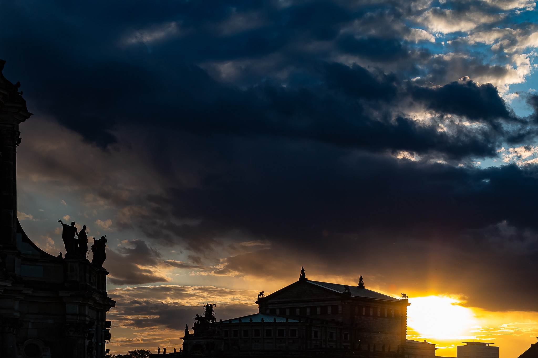 Semperoper mit dramatischem Sonnenuntergang