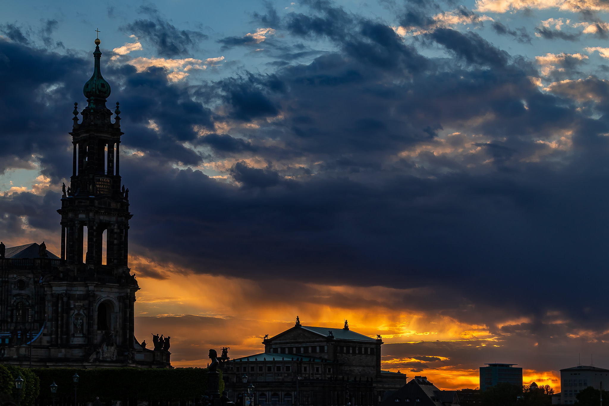 Kathedrale Sanctissimae Trinitatis und die Semperoper zum Sonnenuntergang