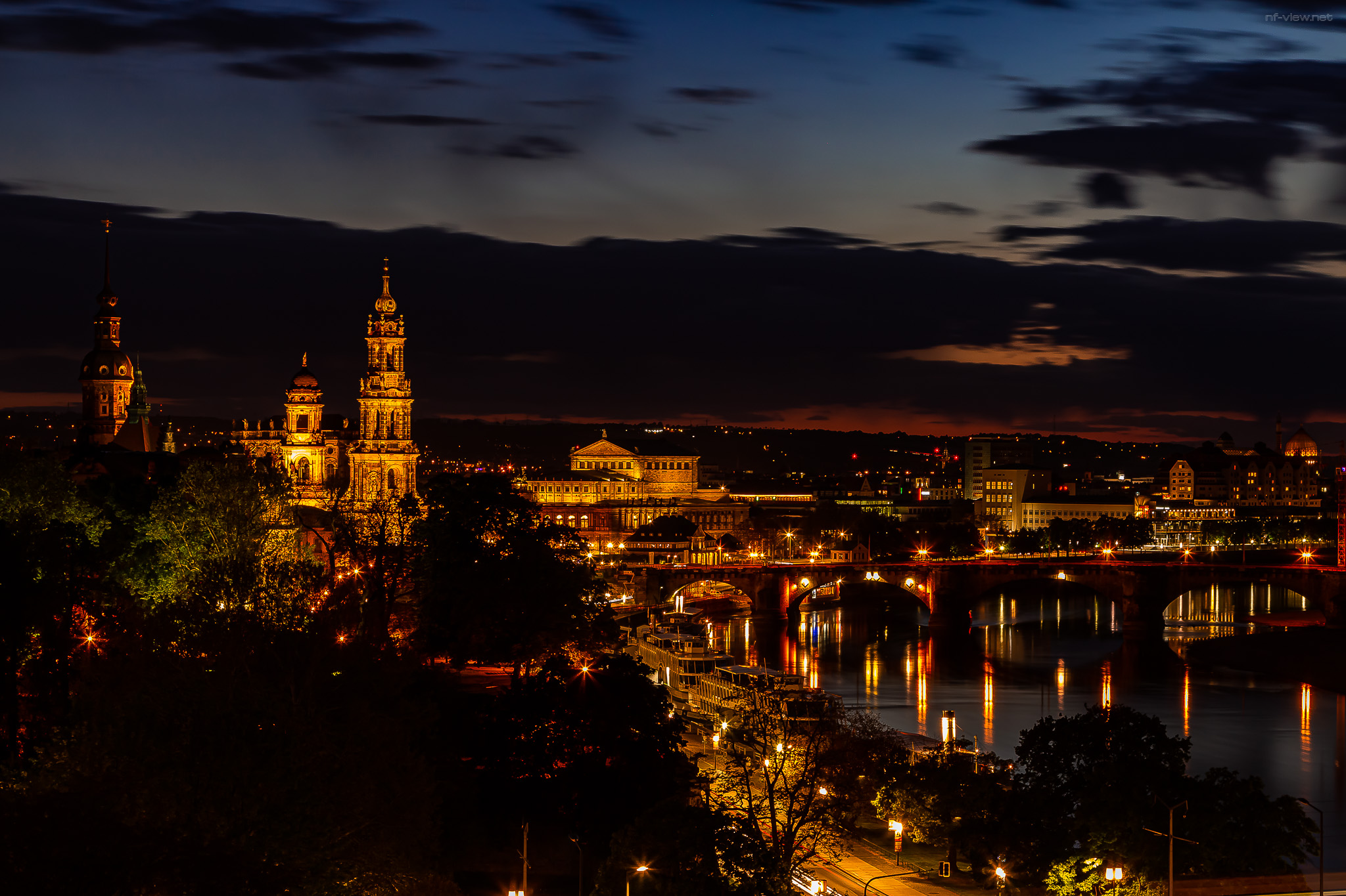 Blick auf das abendliche Dreseden mit der Elbe