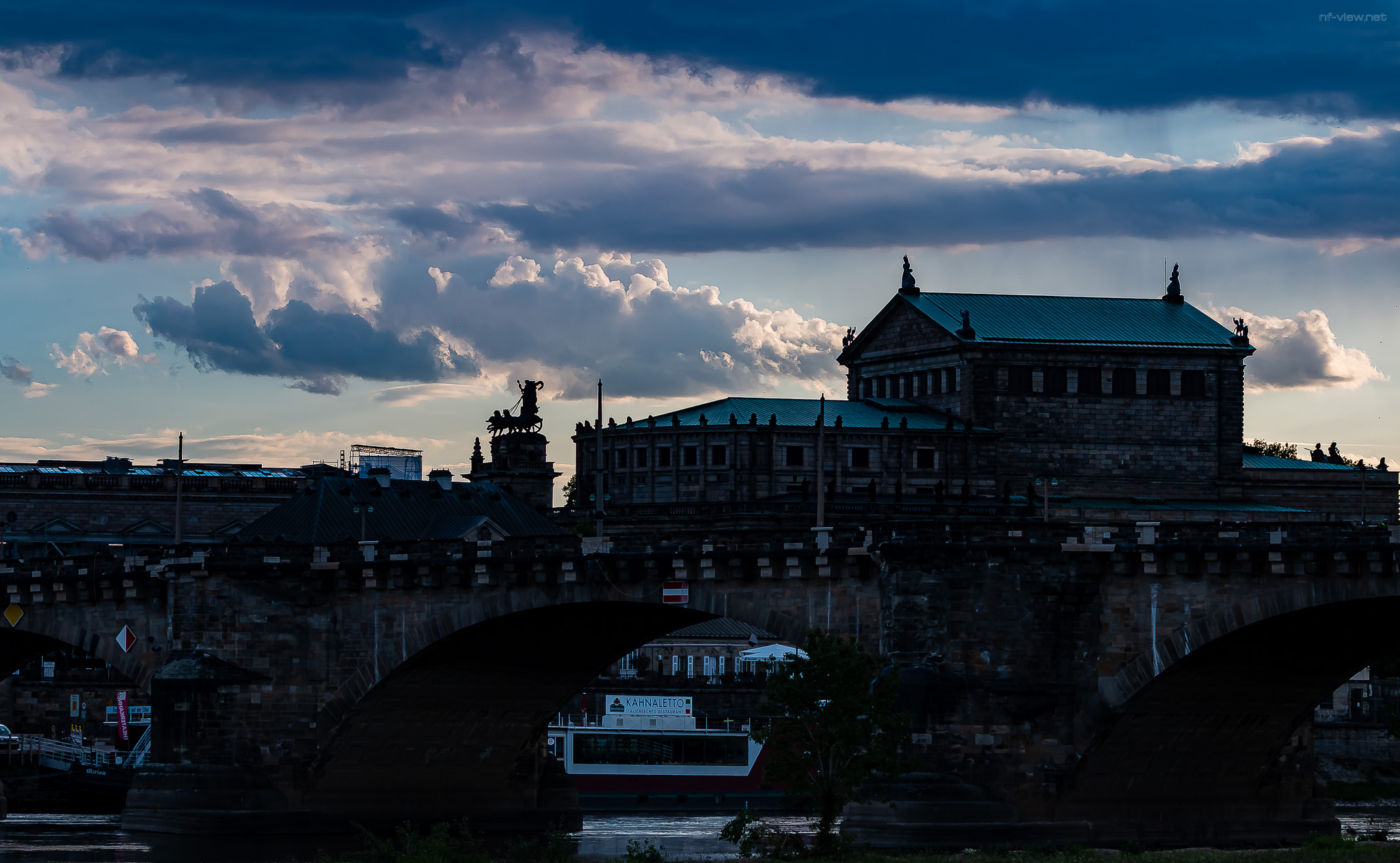 Die Semperoper thront über der Augustusbrücke