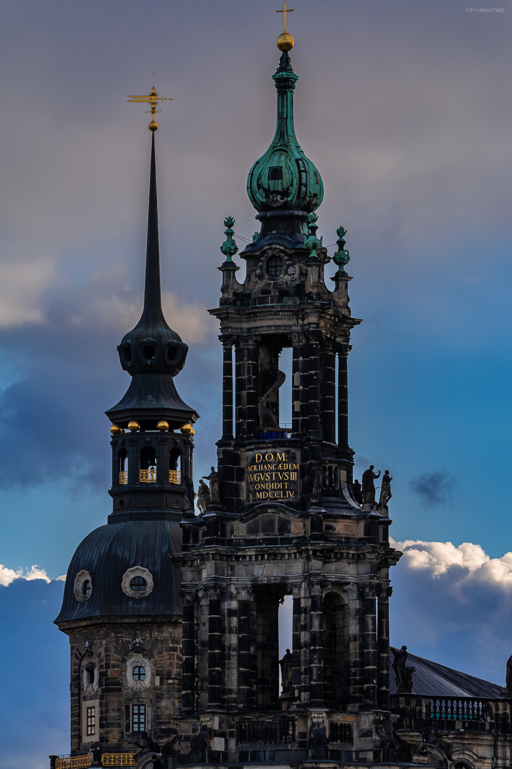 Turm der Kathedrale Sanctissimae Trinitatis mit dem Hausmannsturm links im Hintergrund