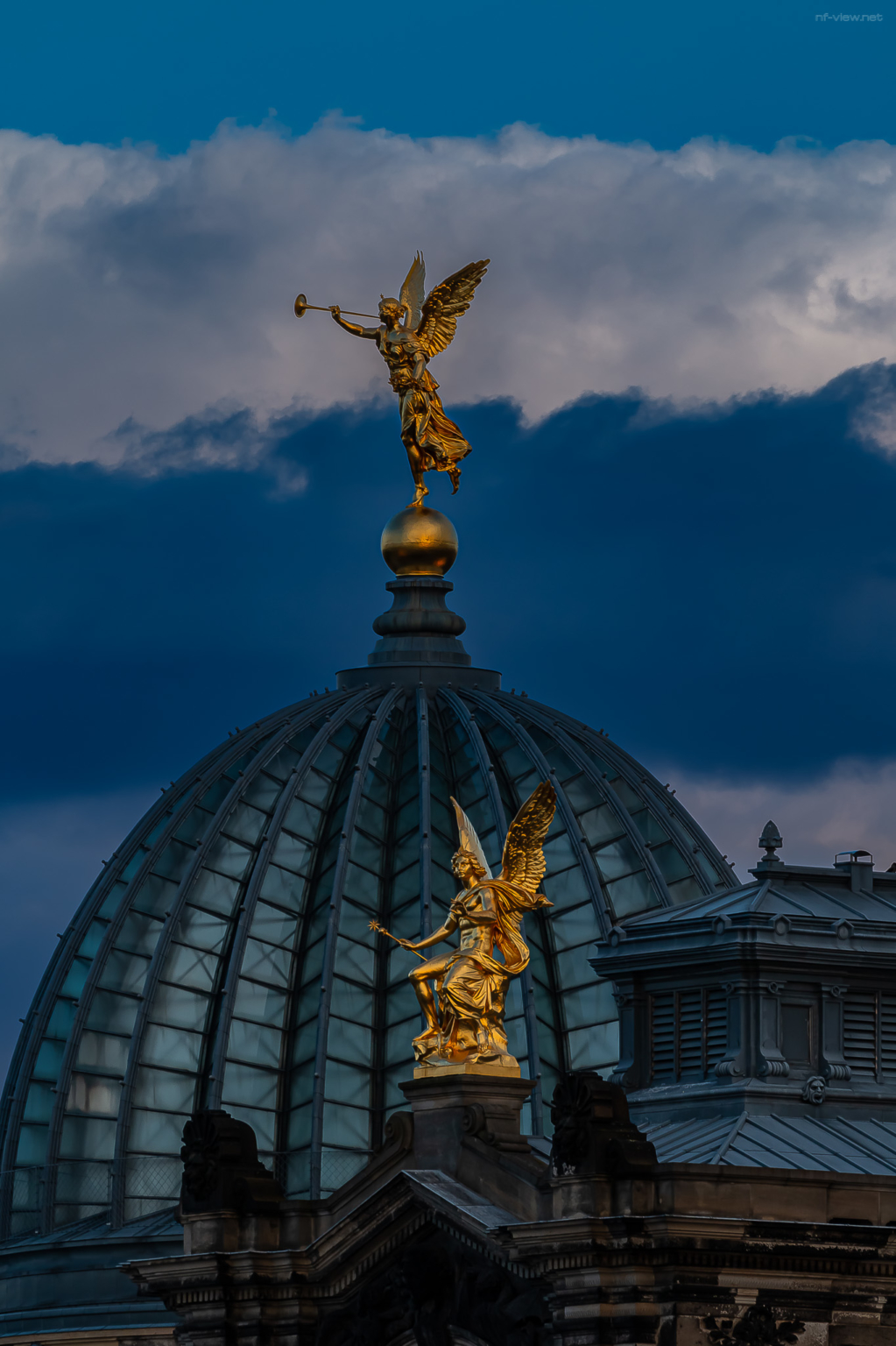 Goldene Statuen auf der Akademie der Künste