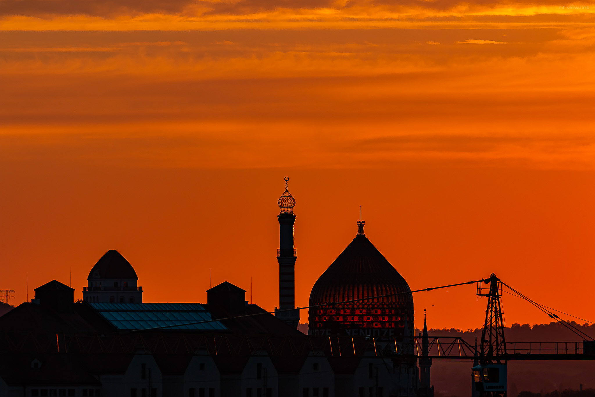 Yenidze Theater vor feuerrotem Himmel