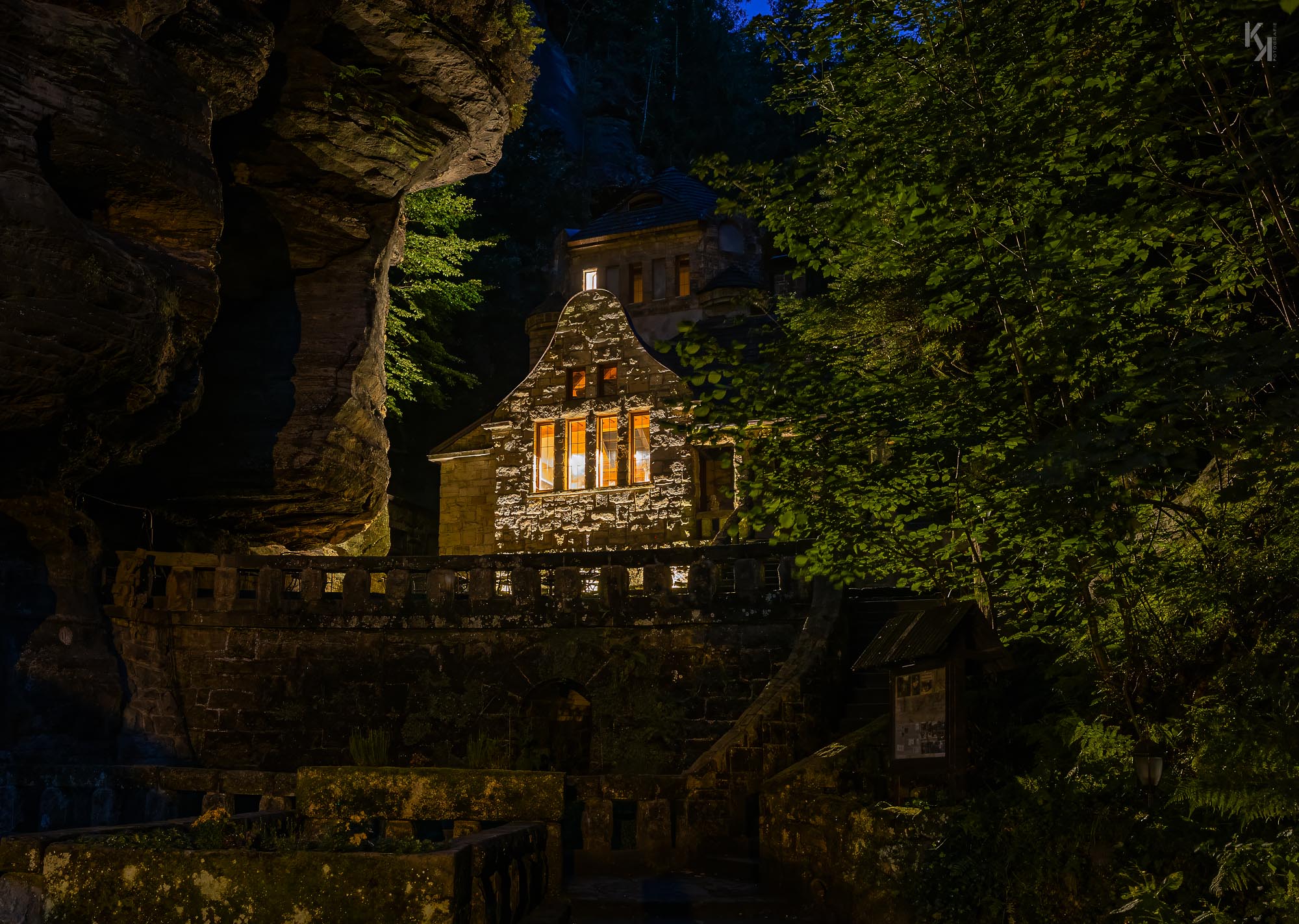 Stará Plynárna (Altes Gaswerk) - Hřensko am Abend