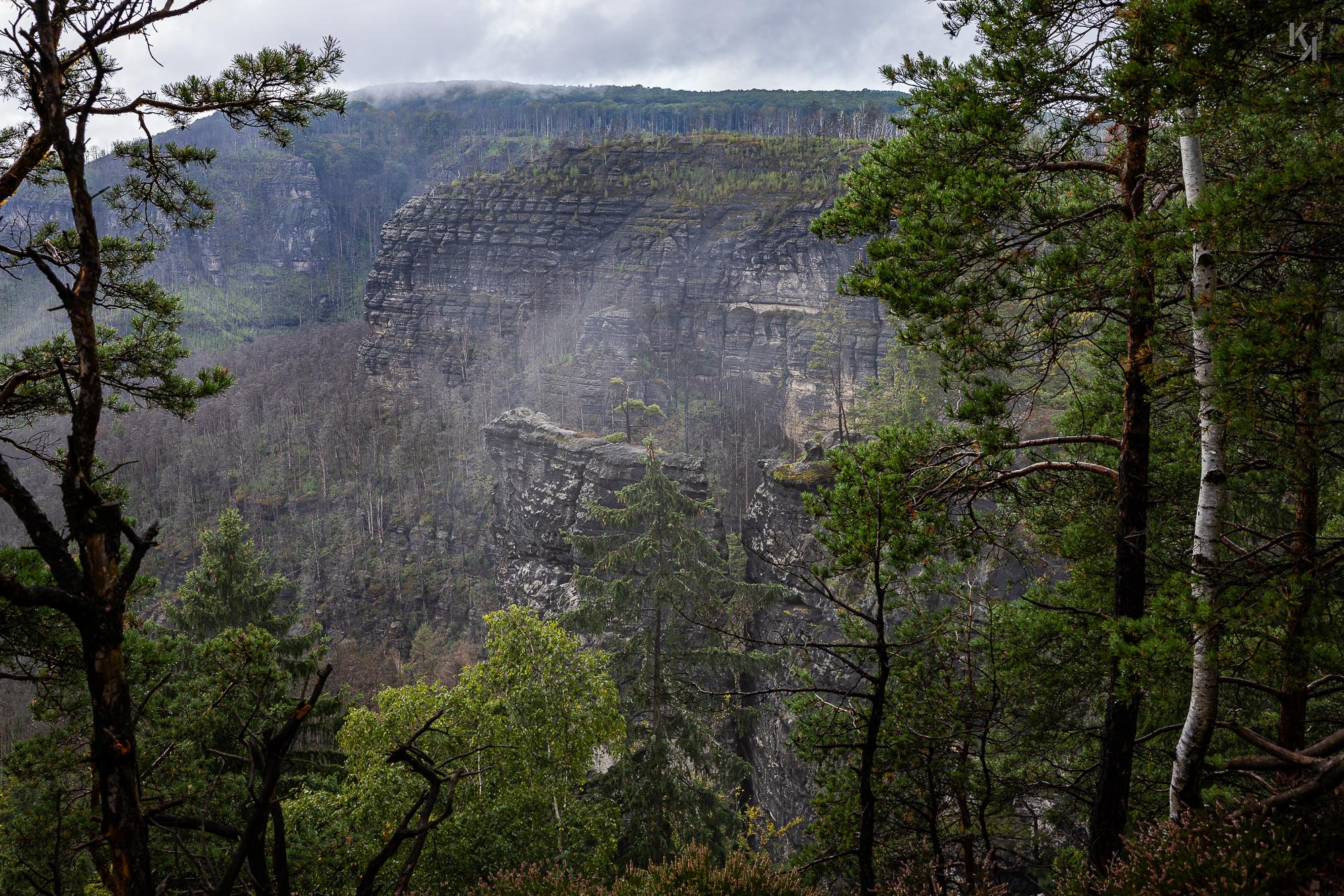 Wolkenschleier vor einem Felsmassiv