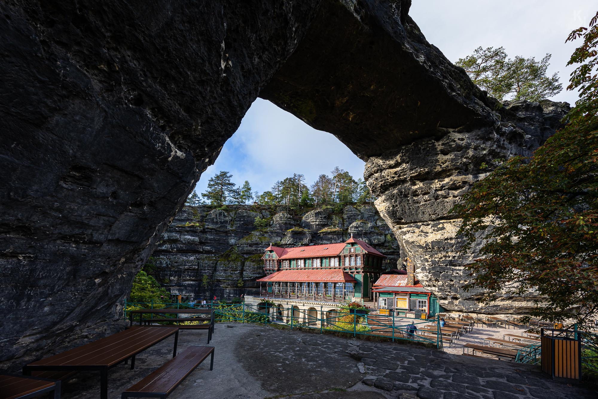 Blick durch das Tor auf die Gastwirtschaft