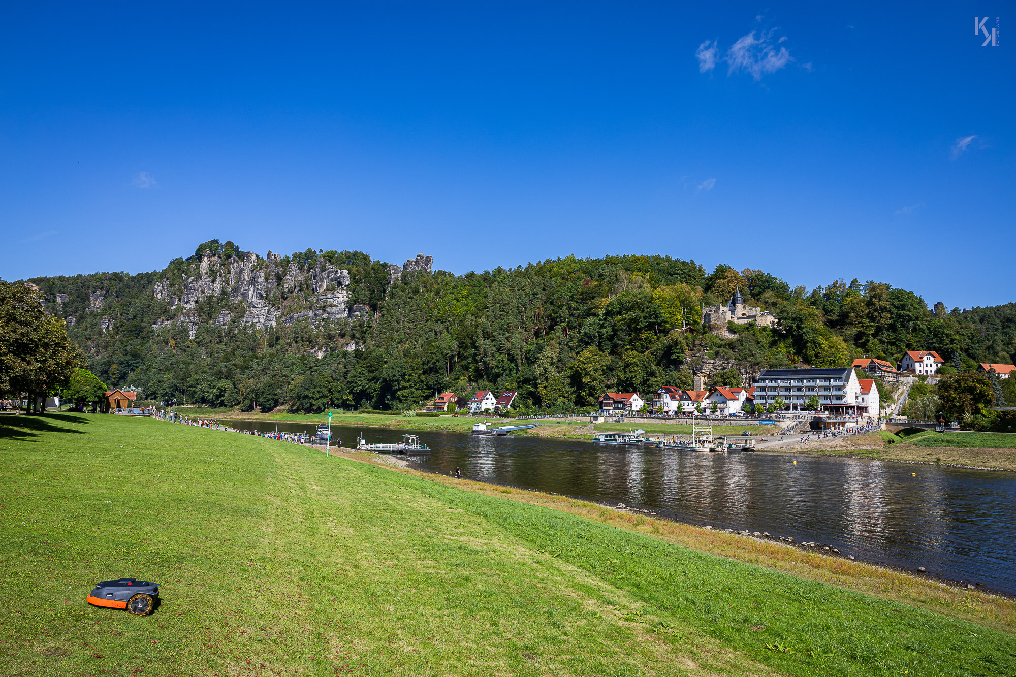 Blick vom Parkplatz Oberrathen zum Felsmassiv der Bastei