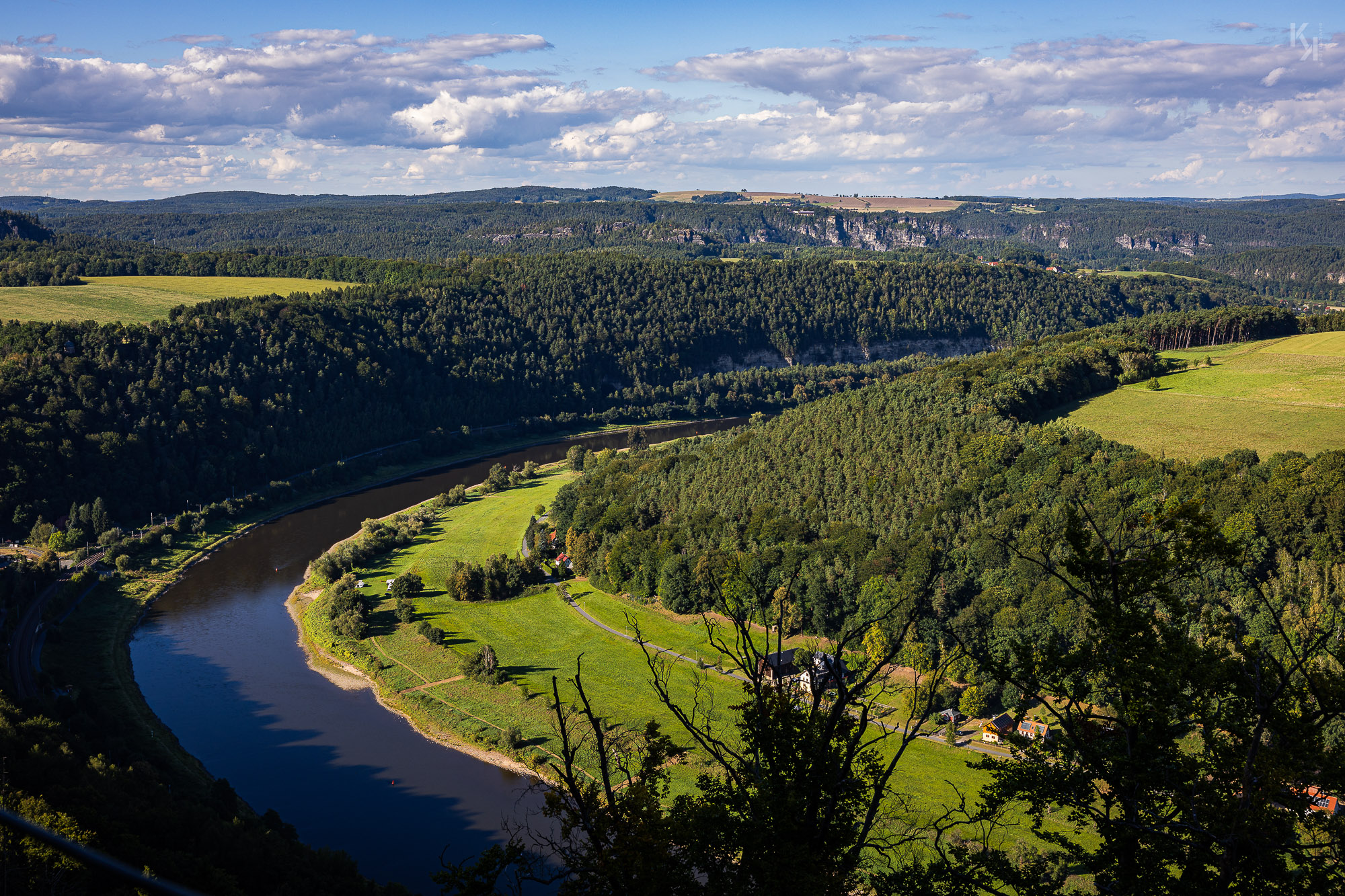 die Elbe und hintergründig das Bastei Felsmassiv