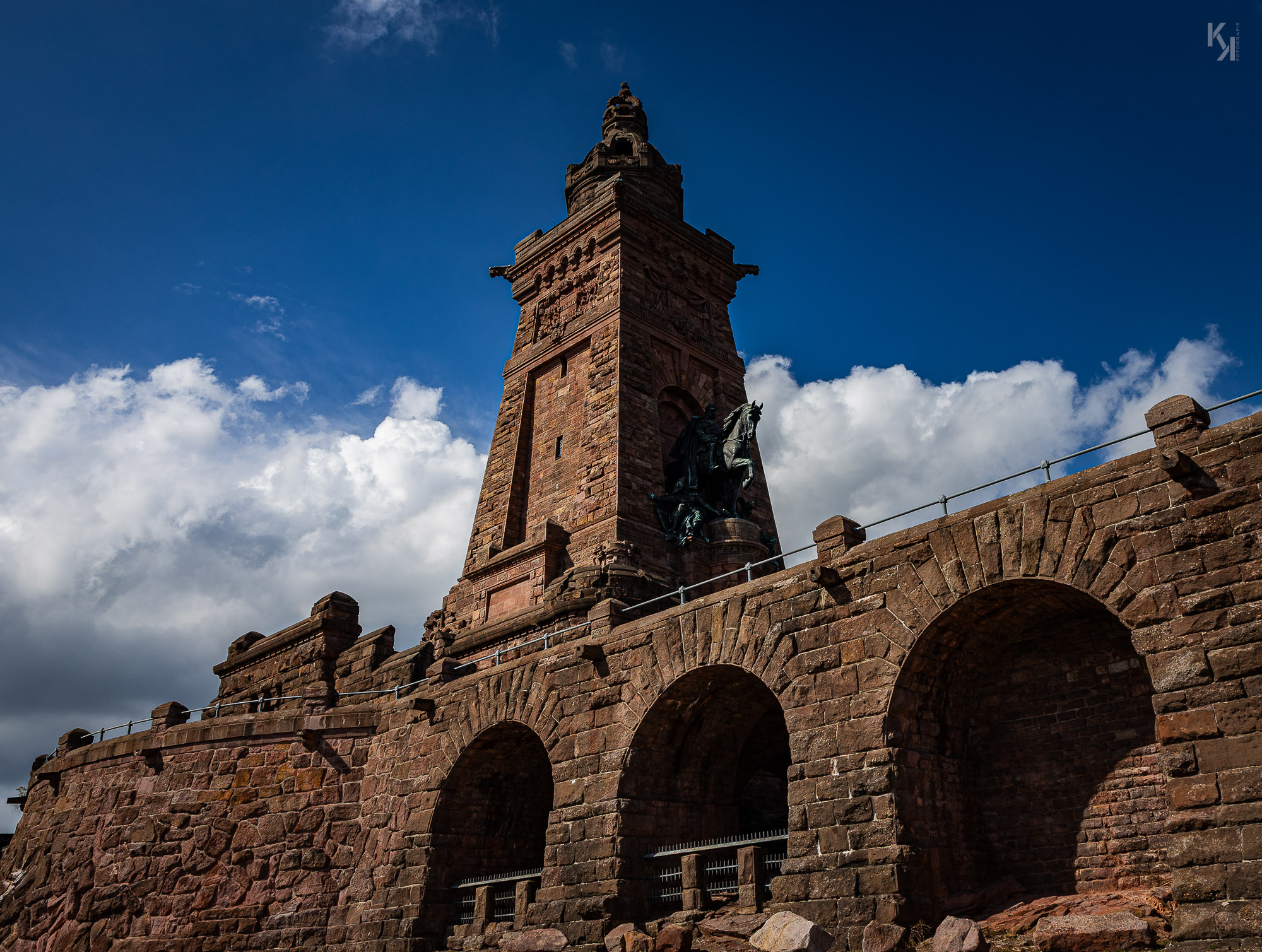 Das Denkmal vor leicht bewölkten Himmel