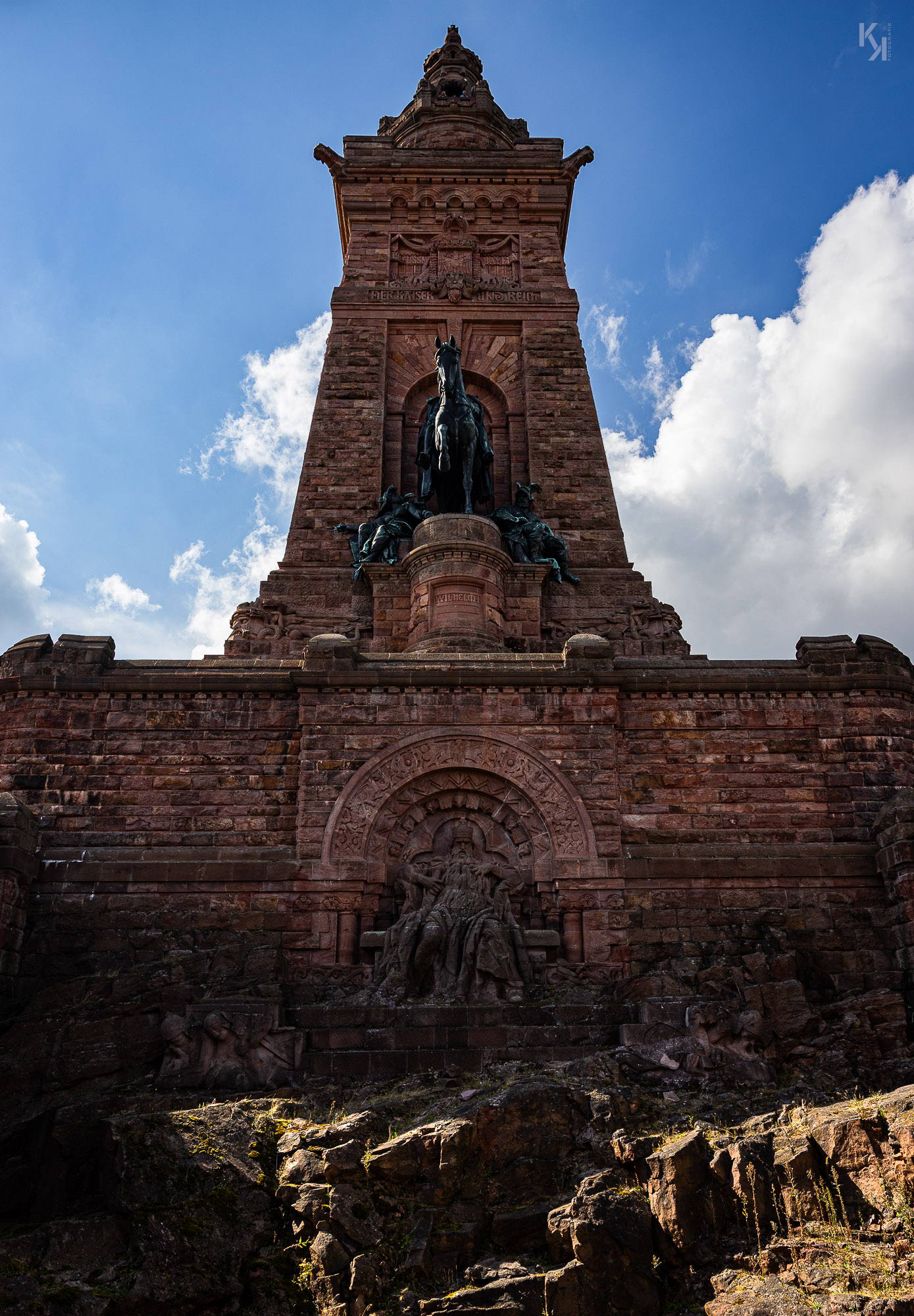 Unten der schlafende König Barbarossa, oben Kaiser Wilhelm I. auf seinem Ross
