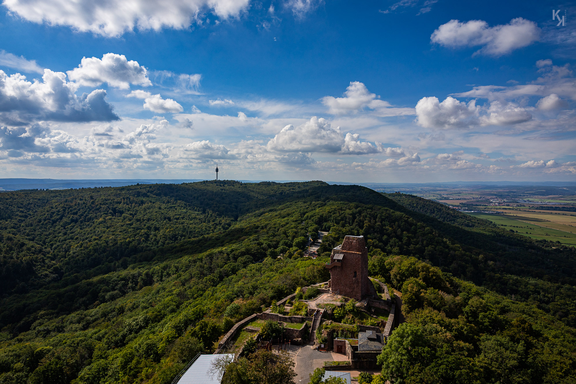 Vorne die Ruine der Reichsburg Kyffhausen, im Hintergrund der Funkturm