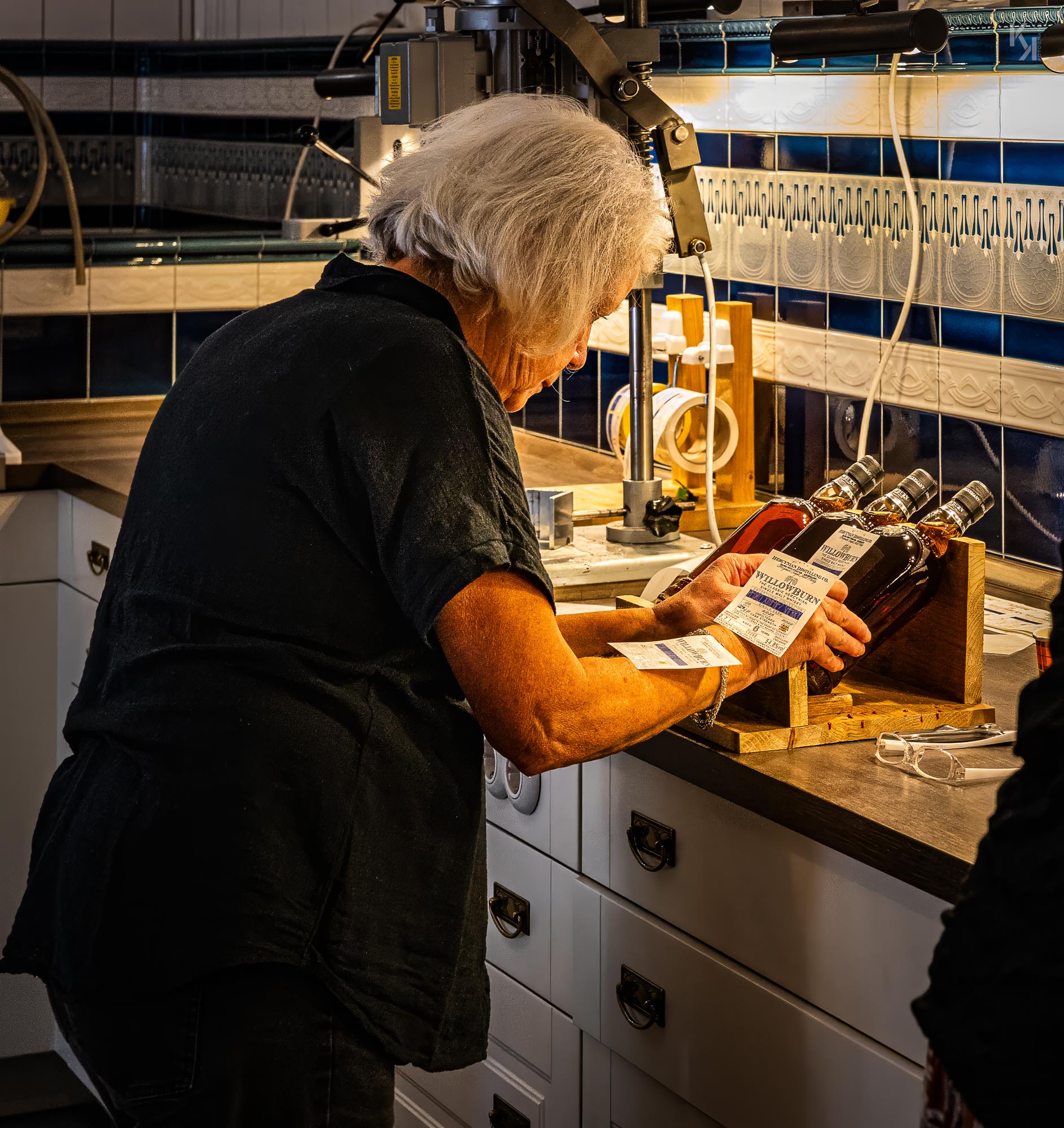 Die Etiketten werden von Hand geklebt