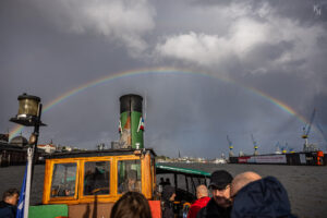Ein Regenbogen über unserem Dampfschlepper