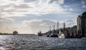 Sieht zwar aus wie eine Ausfahrt, ist aber tatsächlich das Anlegen des Dampf-Eisbrechers "Stettin"
